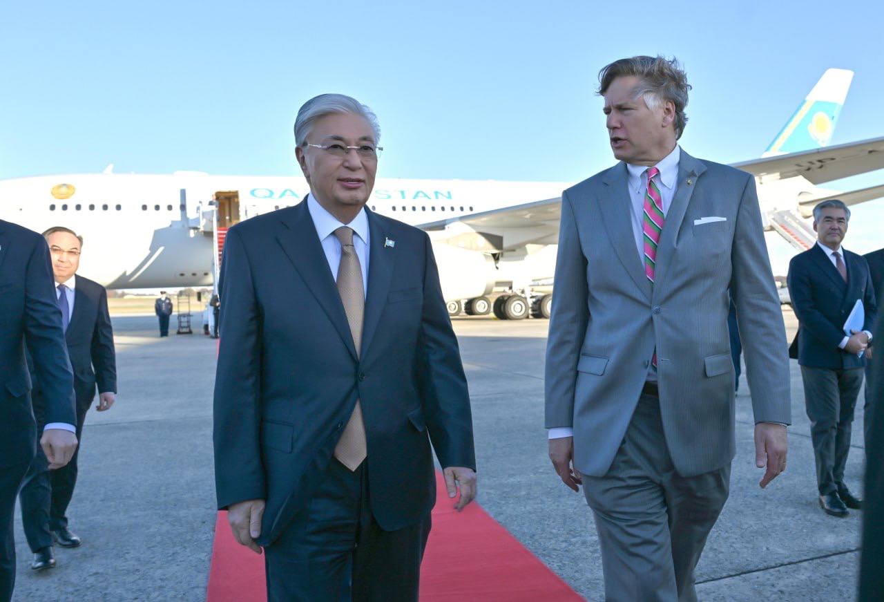 Президент Казахстана Касым Жомарт Токаев прибыл в Вашингтон с официальным визитом В аэропорту его встретил первый заместитель госсекретаря США Кристофер Ландау Программа визита включает участие в саммите C5 1 с лидерами стран Центральной Азии и США а также двусторонние переговоры посвящённые развитию торгово экономических связей сотрудничеству в сфере безопасности энергетики и цифровых технологий Накануне государственный секретарь США Марко Рубио объявил о планах посетить Казахстан в 2026 году подчеркнув важность партнёрства Вашингтона с Центральной Азией