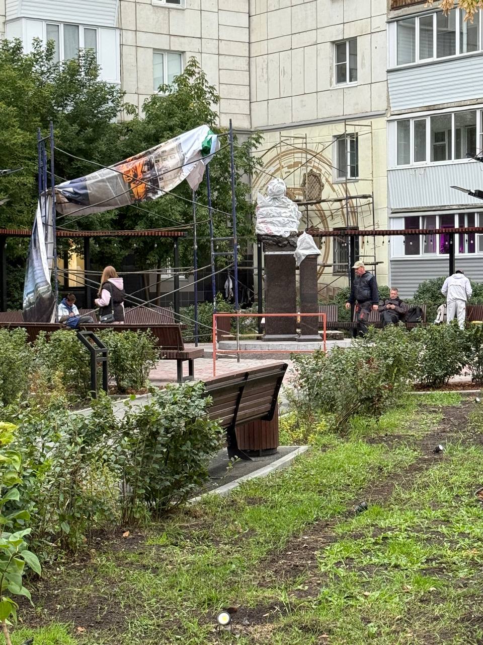 В Кургане в сквере на пересечении улиц Максима Горького и Пролетарская появится бюст профессора и почётного гражданина Кургана Александра Благонравова Рядом на постаменте макет боевой машины пехоты Стены дома Горького 138 украсят два рисунка на первом изображены шестерёнки и технические элементы а на втором изображена БМП 3 Открытие сквера и памятника может пройти в пятницу 12 сентября