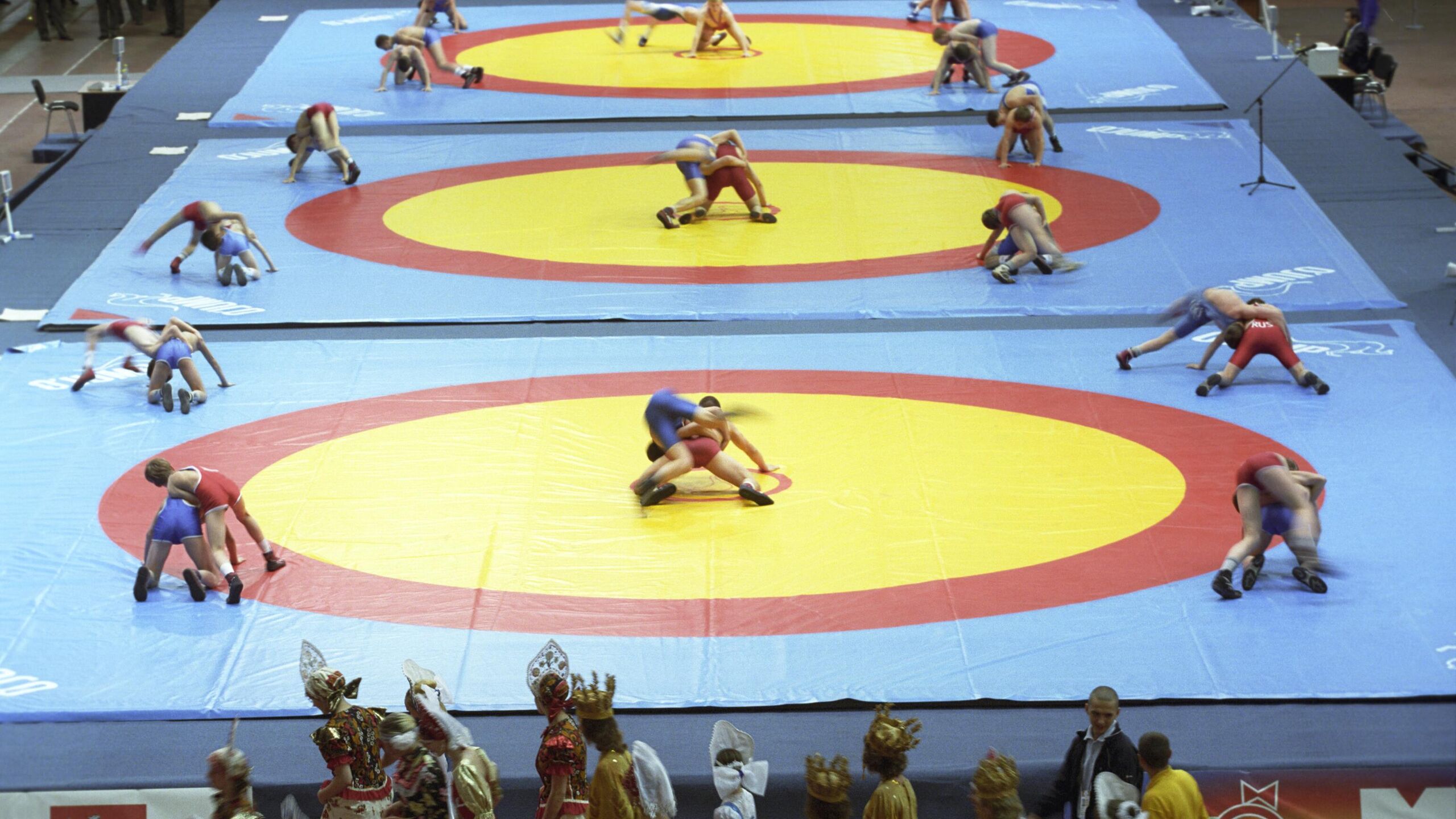 Массовая драка с участием спортсменов и зрителей произошла во время первенства СКФО по вольной борьбе среди юниоров до 21 года в Грозном Драка произошла после завершения схватки между представителем Осетии Давидом Ваниевым и Турпалом Алхоевым из Чечни По окончании поединка в котором победу одержал Ваниев между спортсменами произошел конфликт К потасовке подключились зрители из зала По данным Telegram канала ЧП Владикавказ в драке участвовало около 30 человек Первенство СКФО по вольной борьбе проходит в Грозном с 10 по 12 января В соревновании принимают участие команды из разных регионов Северного Кавказа