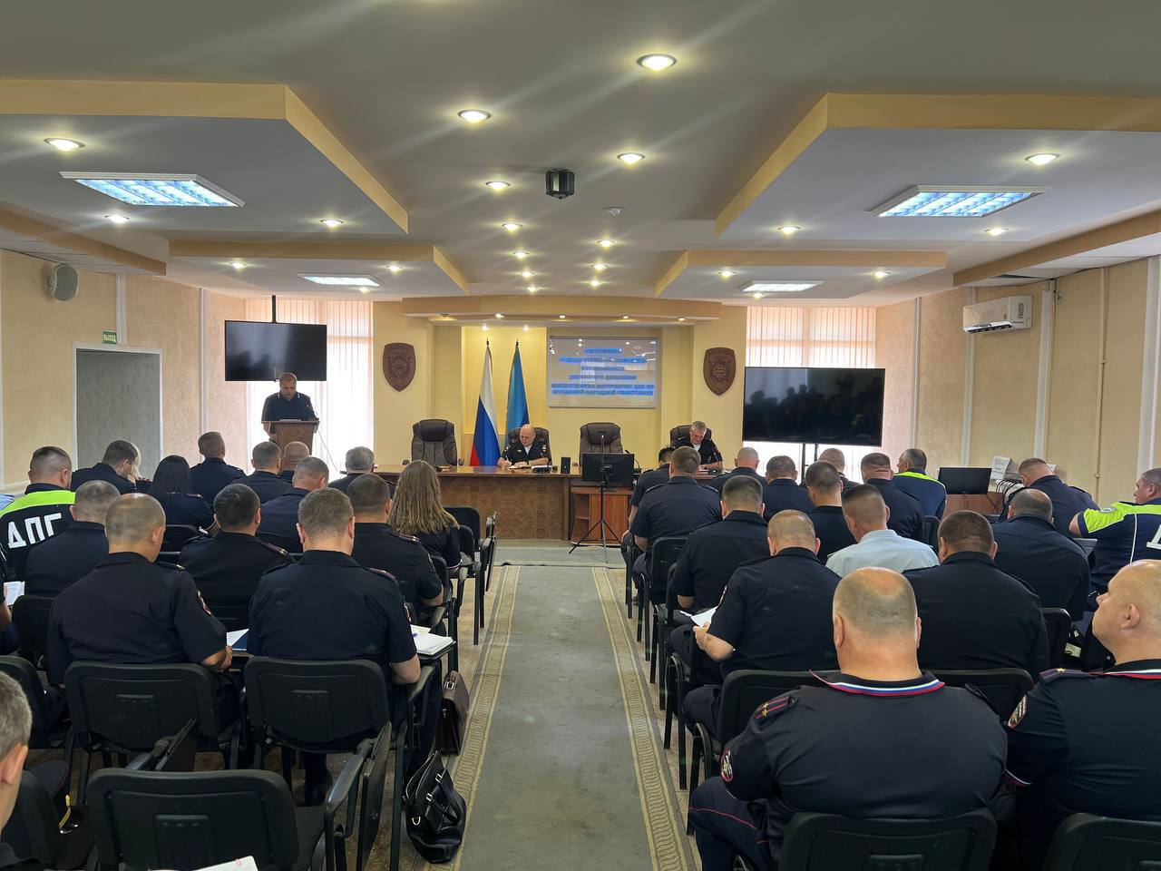 ‍  В Управлении ГИБДД МВД по Луганской Народной Республике прошло оперативное совещание  18 июля 2025 года в УГИБДД МВД по Луганской Народной Республике проведено оперативное совещание, посвящённое подведению итогов работы подразделений Госавтоинспекции субъекта за первое полугодие текущего года.    Отмечено, что в настоящее время все усилия Госавтоинспекции направлены на максимальное снижение смертности от дорожно-транспортных происшествий, сохранение здоровья и жизни участников дорожного движения.  В ходе совещания обсуждены проблемные вопросы обеспечения безопасности дорожного движения на территории республики.     Перед руководителями территориальных подразделений Госавтоинспекции поставлены задачи на предстоящий период, приоритетными среди которых определены снижение тяжести дорожно-транспортных происшествий, безопасность детей на дорогах, а также создание безопасных условий для всех участников дорожного движения.          Поддержать канал
