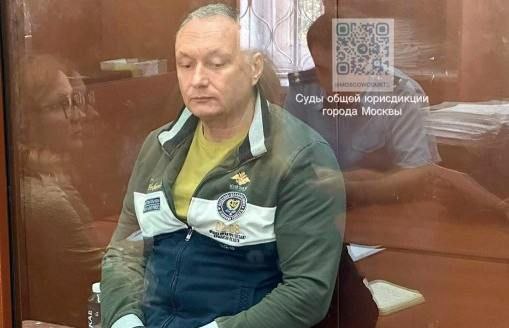 Дело экс-сенатора Дмитрия Савельева, обвиняемого в подготовке убийства бизнес-партнера, рассмотрят присяжные, сообщила «Ведомостям» адвокат Татьяна Лупандина. По ее словам, об этом заявил сам Савельев. Ожидается, что слушания пройдут в закрытом режиме. По версии следствия, Савельев в 2024 году организовал покушение на бывшего партнера Сергея Ионова, отбывавшего срок в колонии. Заказ был передан через помощника Юрия Нефедова, ветерана Афганистана, которому Савельев якобы предложил $100 000. Подпишитесь на «Ведомости»