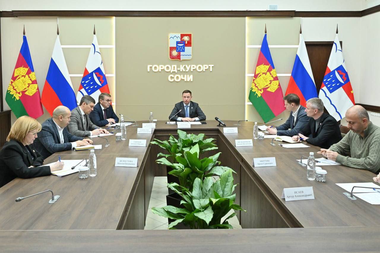 Дождались Мэр Сочи Андрей Прошунин потребовал срочно навести порядок с вывозом мусора в городе Из за изменений в правилах на некоторых площадках скопились отходы Было поручено как можно быстрее убрать переполненные контейнеры усилить контроль за вывозом ТКО и наладить понятную систему работы В ближайшее время в городе уберут перенакопления мусора установят дополнительные контейнеры усилят борьбу с нелегальными свалками Результаты увидим уже в ближайшее время Ждем  Кстати в комментариях можно указать адреса где мусора накопилось очень много Присылайте фотографии адрес Вероятно это поможет быстрее ликвидировать проблему Новости Сочи 24 Мы в MAX