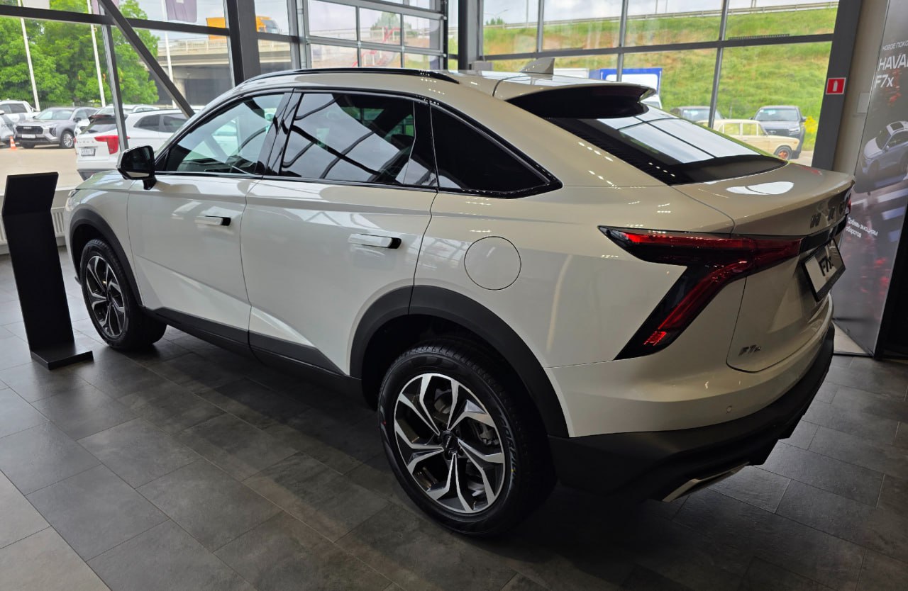 Купе-кроссовер Haval F7x стал эксклюзивом для России В России стартовали продажи нового Haval F7x, купеобразного кроссовера второго поколения. Цены стартуют от 3 499 000 рублей, доступно две комплектации. Модель — эксклюзив для российского рынка: в Китае она не выпускается. Производство налажено на заводе в Тульской области. F7x доступен только с 2.0-литровым турбомотором на 192 л.с., 7-ступенчатым «роботом» и полным приводом.