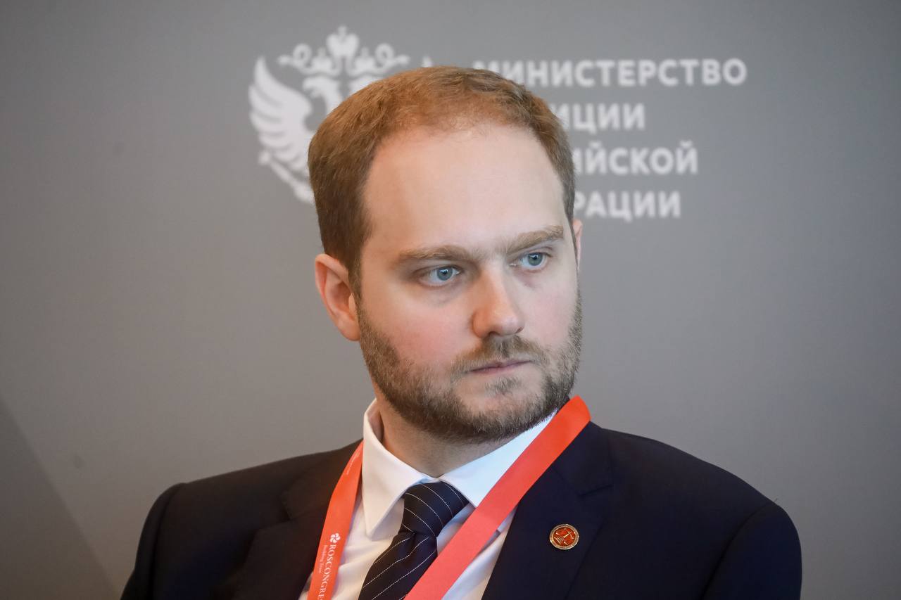 Цифровые инструменты юстиции: заменит ли компьютер юриста? Минюст РФ провел сессию по вопросам цифровой трансформации правовой сферы на #ПМЮФ25. В числе ключевых тем: развитие и инфраструктура ИИ этические и правовые аспекты применения цифровых технологий в юриспруденции будущее профессии юриста в условиях технологической революции Директор Департамента информатизации и цифровой трансформации Минюста России Андрей Фридштанд: «Современные технологии активно внедряются в юридическую отрасль, меняя традиционные подходы к работе юристов. И хотя сейчас цифровизация несёт ряд вызовов для всей системы юстиции, цифровые инструменты не способны заменить человеческий фактор в принятии правовых решений» Замена юриста не является целью цифровой трансформации. Применение цифровых инструментов и ИИ позволит вывести отрасль на новый уровень за счёт автоматизации рутинной работы и решения проблем, недоступных человеческому сознанию. Посмотреть запись дискуссии