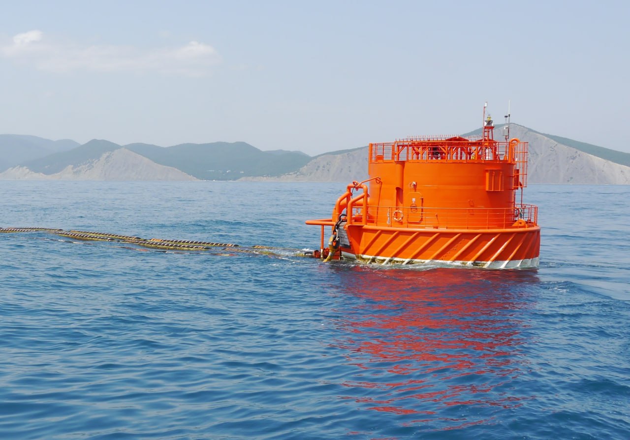 Факт Руководители Каспийского Трубопроводного Консорциума и КазМунайГаза обсудили текущую ситуацию на Морском терминале КТК в Южной Озереевке Комментарий Генеральный директор КТК Николай Горбань прилетел в Астану где сегодня состоялась его рабочая встреча с председателем правления КазМунайГаза Асхатом Хасеновым Глава консорциума проинформировал руководителя КМГ о том что коллектив КТК и подрядчики в настоящее время на Морском терминале проводят работы по замене шлангов на выносном причальном устройстве ВПУ КТК 3 говорится в сообщении консорциума Ранее источники Reuters сообщили что ввод в эксплуатацию ВПУ 3 ожидается 11 13 декабря Если всё пройдет успешно с этого дня отгрузка возобновится в полном объеме через два ВПУ Пока часть казахстанского экспорта перенаправляется по другим направлениям в том числе в Баку Тбилиси Джейхан в порт Усть Луга и в нефтепровод Атасу Алашанькоу Разрушенное в результате удара морского беспилотника ВПУ 2 будет заменено на новое изготовление которого завершается на верфях в ОАЭ Подписка на ежедневные новости нефтегазовой отрасли Казахстана t me oilgazKZ