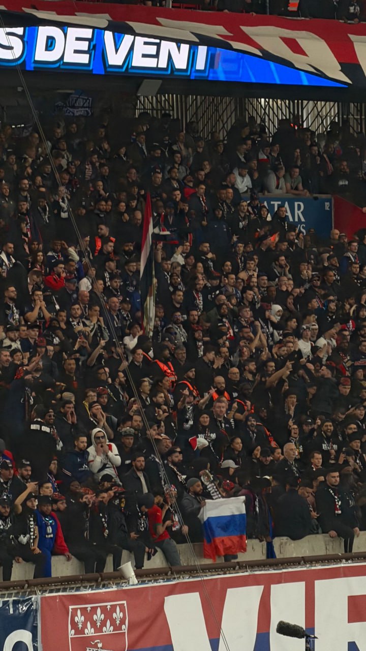Флаг России вывесили на матче ПСЖ в Париже Хозяева поля победили Марсель с разгромным счетом 5 0 Российский вратарь парижан Матвей Сафонов провел на поле всю игру отстояв на ноль Украинский защитник ПСЖ Илья Забарный остался в запасе