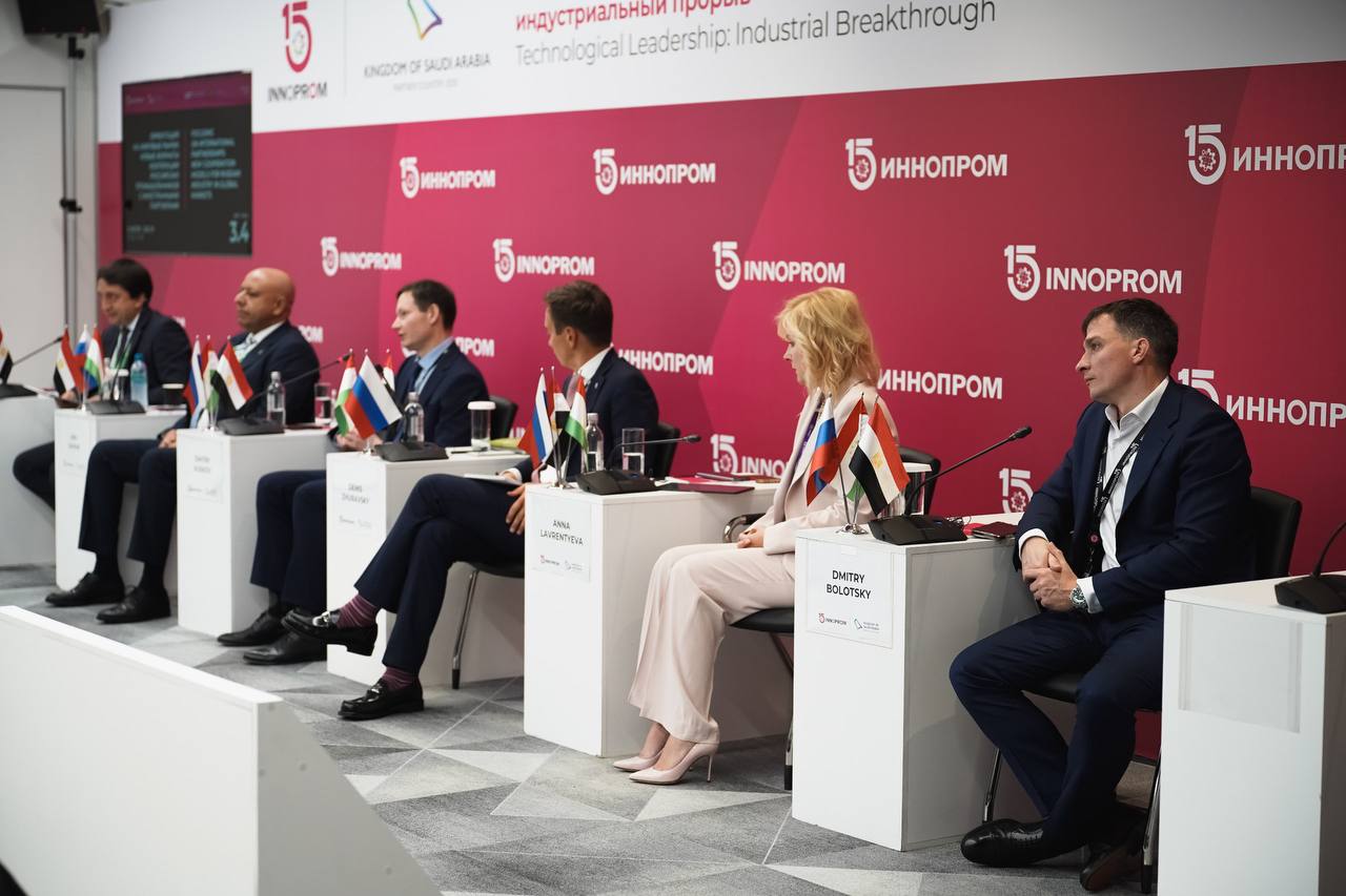 Нацпроектстрой может выступить в качестве резидента Российской промышленной зоны Суэцкого канала, создаваемой в Египте. Об этом заявил Дмитрий Болотский, заместитель генерального директора НПС по коммерции, в ходе форума ИННОПРОМ в Екатеринбурге. «Расширяя экспортные рынки, компании сталкиваются со множеством нюансов, включая выбор производственной площадки и особенности законодательства. Поэтому в работе над международными проектами мы стремимся создавать экосистему с местными партнерами, и сейчас активно ищем партнеров в Египте. В этой связи для нас очень важно наличие индустриальной зоны с поддержкой на межправительственном уровне, мы надеемся стать одним из первых её резидентов», – сказал Дмитрий Болотский. Дмитрий Болотский подчеркнул, что Нацпроектстрой заинтересован в реализации совместных проектов по развитию транспортной инфраструктуры Республики Египет, включая производство современных систем управления движением поездов. #НПС_новости #ИННОПРОМ