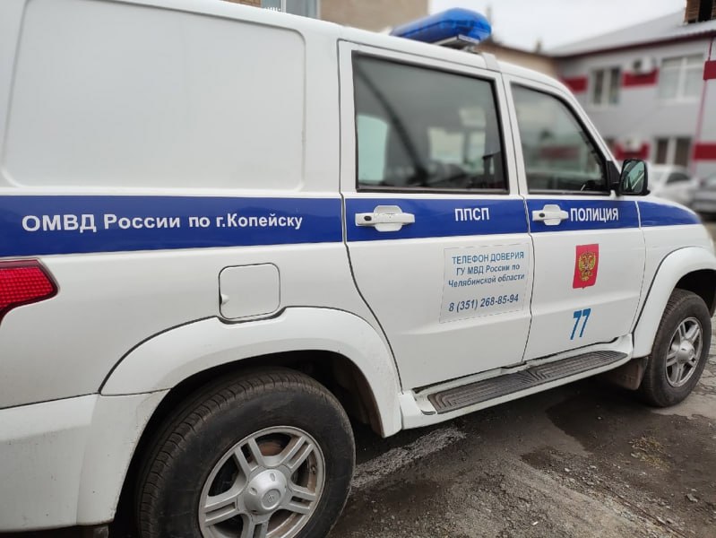 Копейчанин хранил охотничий порох в кармане В Копейске Челябинская область 27-летний мужчина держал в кармане куртки стеклянную банку с охотничьим порохом весом более 300 граммов. Гранулированное сыпучее вещество у него обнаружили сотрудники отдела по контролю за незаконным оборотом наркотиков ОМВД России по Копейску в рамках оперативно-профилактического мероприятия «Арсенал». Как сообщает сегодня, 14 апреля, пресс-служба ГУ МВД России по Челябинской области, полицейские обнаружили порох у мужчины в ходе личного досмотра. Следствие ОМВД возбудило уголовное дело по признакам преступления, предусмотренного частью первой статьи 222.1 УК РФ Незаконные приобретение, передача, сбыт, хранение, перевозка, пересылка или ношение взрывчатых веществ . В отношении подозреваемого была применена мера пресечения в виде обязательства не покидать место жительства и соблюдать установленные правила поведения. URALPRESS.RU