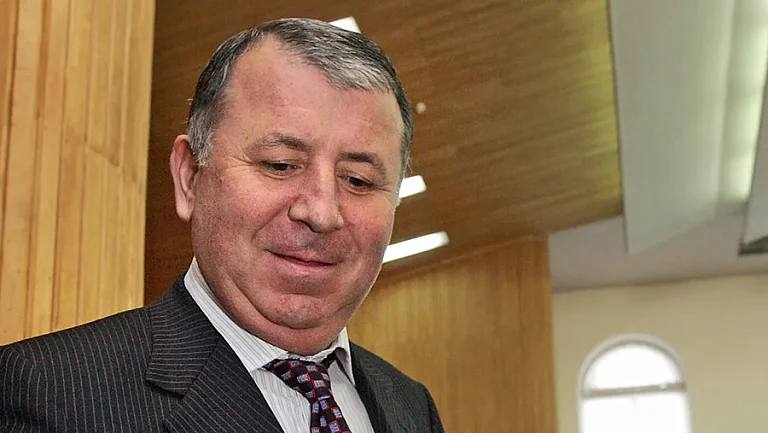 ™ Дагестанские нефтеактивы стали государственными. Росимущество получило 100% долей ООО "Нефтепродуктснаб" и ООО "МСБ Холдинг", которые занимаются оптовой торговлей моторным топливом в республике. Обе компании принадлежали детям госсекретаря Дагестана Магомеда-Султана Магомедова, ранее отправленного в отставку на фоне уголовного дела о хищениях в ходе приватизации. Приватизировал Магомедов в 2005 году Дагестанское государственное объединение по обеспечению нефтепродуктами "Дагнефтепродукт" – единственного оператора по перевалке нефти, поступающей в морской торговый порт "Махачкала". Магомедов был его гендиректором аж с 1991 года. Сначала он преобразовал предприятие в ОАО, а затем "приобрел" 100% ценных бумаг акционерного общества на аукционе. Правда, деньги за выкуп ценных бумаг в бюджет Дагестана Магомедов решил не выплачивать. После победы на аукционе он создал ООО "Дагестаннефтепродукт", которое потом начал дробить и преобразовывать. В последующем оно было переименовано в ООО "МСБ Холдинг". Параллельно были образованы ООО "Каспетролсервис", ООО "Дагестанские новые технологии", ООО "Транс Тек" и ООО "Нефтепродуктснаб". Но в итоге, всем скопом, компании по иску Генпрокуратуры были обращены в доход государства. ™ Нефтебаза