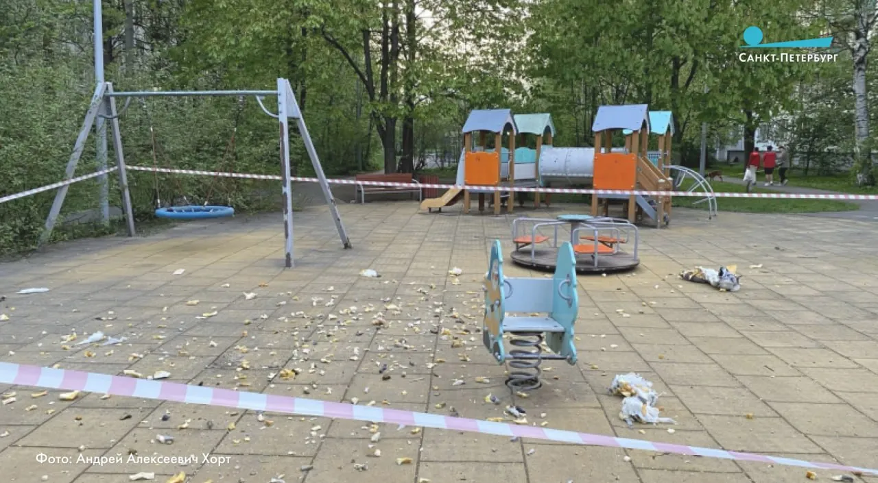 Взрыв произошел на детской площадке у дома 55 по проспекту Маршала Блюхера пострадавших нет Об этом сообщил глава администрации Красногвардейского района Андрей Хорт По предварительным данным речь может идти о взорвавшейся детской игрушке Инцидент случился около 20 40 На место происшествия незамедлительно прибыли оперативные службы Держу ситуацию на личном контроле добавил глава администрации Красногвардейского района Наши новости в Телеграм VК ОK MAX
