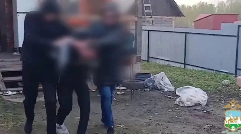 В Башкирии задержали курьера телефонных мошенников В Башкортостане задержали курьера телефонных мошенников обманувших пенсионеров на четыре миллиона рублей Жертвами аферистов стали трое пожилых людей Сначала злоумышленники втирались в доверие а затем присылали к потерпевшим курьера за наличными Мошенники представлялись сотрудниками то ЖКХ то Следственного комитета выуживая личные данные жертв Подробнее в MAX   max ru bst AZ34UN3ZRgI БСТ в Telegram БСТ в МАХ