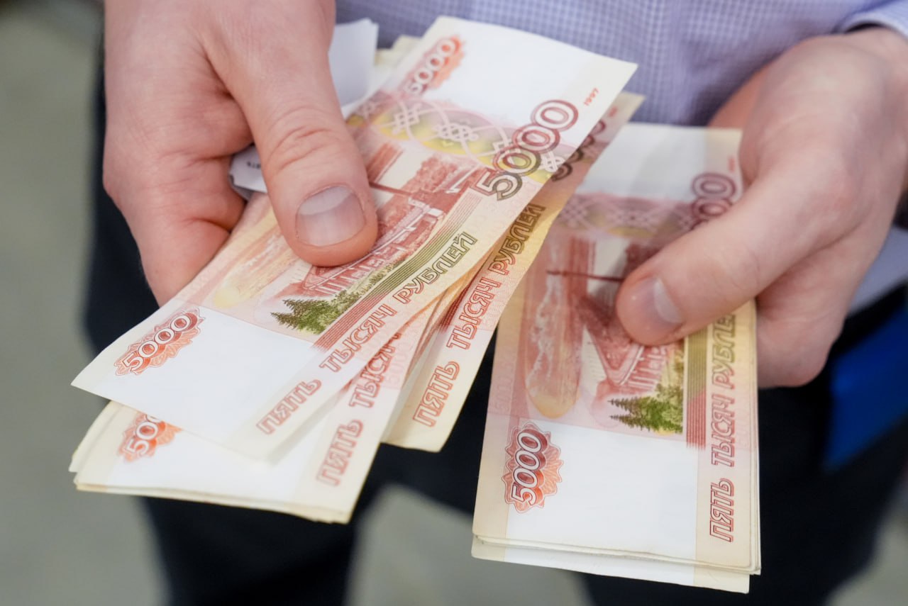 Медикам в Ленобласти пообещали поднять зарплату до 160-170 тысяч рублей Такого уровня средней зарплаты в системе здравоохранения планируется достичь до конца года. Об этом заявил губернатор региона Александр Дрозденко на турслёте медиков. «У нас заработная плата медиков привязана к средней зарплате по региону, а на сегодняшний день средняя зарплата по региону — 90 тысяч рублей», — отметил глава Ленобласти. Ещё в планах — строить и реконструировать как минимум 20 медучреждений ежегодно, а также вложить 1,5 млрд рублей в обновление оборудования. ИЗВЕСТИЯ/Эдуард Корниенко Подписаться Прислать новость