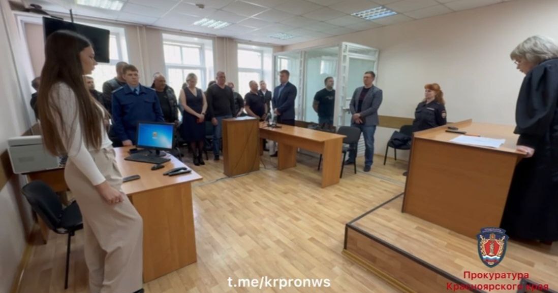 Руководителя красноярского «Доринвестстроя» приговорили к трём с половиной годам колонии за мошенничество В 2022 году он заключил два контракта на ремонт дорог в Емельяновском районе. Общая сумма — 21 миллион рублей. При приёмке объекта выяснилось, что показатель водонасыщения покрытия не соответствует ГОСТу. Ответственный инженер от местной администрации посоветовал «приукрасить» результаты в протоколах. Сумма причинённого бюджету ущерба составила почти четыре миллиона рублей.