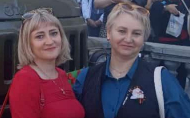 Алтайского депутата от КПРФ и её помощницу оставили в СИЗО несмотря на требования Зюганова Октябрьский районный суд Барнаула по ходатайству СК продлил арест депутата заксобрания Алтайского края от КПРФ Людмилы Клюшниковой и её помощницы Светланы Кербер Об этом сообщило региональное отделение коммунистов По мнению алтайского крайкома КПРФ уголовное преследование Светланы Кербер и Людмилы Клюшниковой это политическое давление на весь депутатский корпус партии и в целом КПРФ Мы продолжим добиваться освобождения коммунистов содержащихся в СИЗО под надуманными предлогами и снятия всех обвинений заявили в партии Клюшникову и Кербер обвиняют в мошенничестве ст 159 УК из за фиктивного трудоустройства Кербер в региональном парламенте якобы та получала зарплату помощника депутата но не выполняла его функции Депутат находится в СИЗО с 21 ноября её помощница с 15 ноября У обеих женщин проблемы со здоровьем дома их ждут малолетние дети Кербер запрещают общаться с 12 летней дочерью Силовики даже забрали у девочки которая не имеет никакого отношения к делу её личный телефон и компьютер на котором она занималась В КПРФ полностью отрицают обвинения и связывают дело с предстоящими выборами в заксобрание и Госдуму В парламенте Алтайского края у коммунистов крупнейшая фракция в регионах кроме того партия едва не обошла Единую Россию на Алтае по спискам на выборах Госдумы 2021 Лидер КПРФ Геннадий Зюганов требовал встречи с председателем СК РФ Александром Бастрыкиным из за преследования депутатов от партии и её членов в Алтайском крае Никакой реакции не последовало Депутат Госдумы и лидер алтайского крайкома КПРФ Мария Прусакова пыталась встретиться с соратницами в СИЗО но сначала её просто не пустили в изолятор что противозаконно Затем прямо во время визита парламентария женщин вывели на мороз из камер чтобы не дать увидеться с Прусаковой рассказала она Прусакова заявила что вскоре барнаульское СИЗО приедут проверять и другие депутаты Госдумы Подписаться Прислать новость Помочь бустами