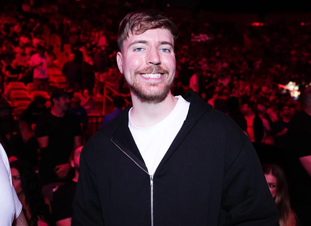 Самый популярный YouTube-блогер MrBeast с аудиторией в 412 миллионами подписчиков заявил, что хочет стать новым гендиректором соцсети X В среду гендиректор X Линда Яккарино объявила о том, что покидает свою должность. «Я займу это место», - написал блогер, комментируя соответствующую новость.