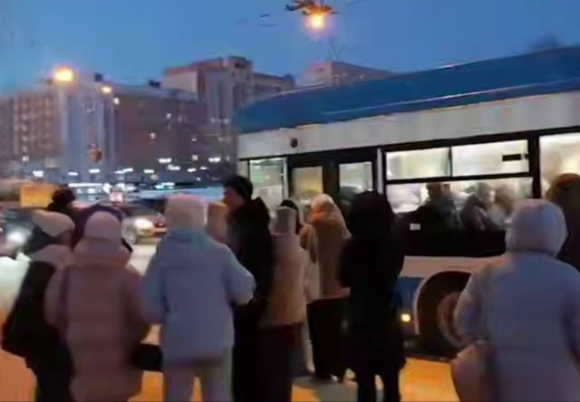 Жители Новосибирска требуют судить мэрию и горсовет за проблемы с транспортом В Новосибирске нарастает волна общественного возмущения из за критической ситуации с работой общественного транспорта особенно в часы пик Недовольство горожан достигло такого уровня что они требуют привлечения к ответственности должностных лиц мэрии и Горсовета Ситуация часто выходит за рамки допустимого иллюстрируя полный транспортный коллапс Яркий пример инцидент с восьмым троллейбусом когда пассажиры были настолько утрамбованы в салон что водителю пришлось лично участвовать в размещении людей чтобы закрыть двери Местные жители сообщают что в самые напряжённые часы уехать из многих районов города практически невозможно Переполненность салонов длительное ожидание и несоблюдение графиков стали нормой делая ежедневные поездки невыносимыми Горожане столкнувшиеся с ежедневными трудностями призывают чиновников ответственных за транспортное сообщение опробовать ситуацию на себе По их мнению только личный опыт позволит представителям власти в полной мере осознать насколько плачевной и нерешаемой для обычных пассажиров остается проблема общественного транспорта в Новосибирске Сиб фм Подписаться на канал