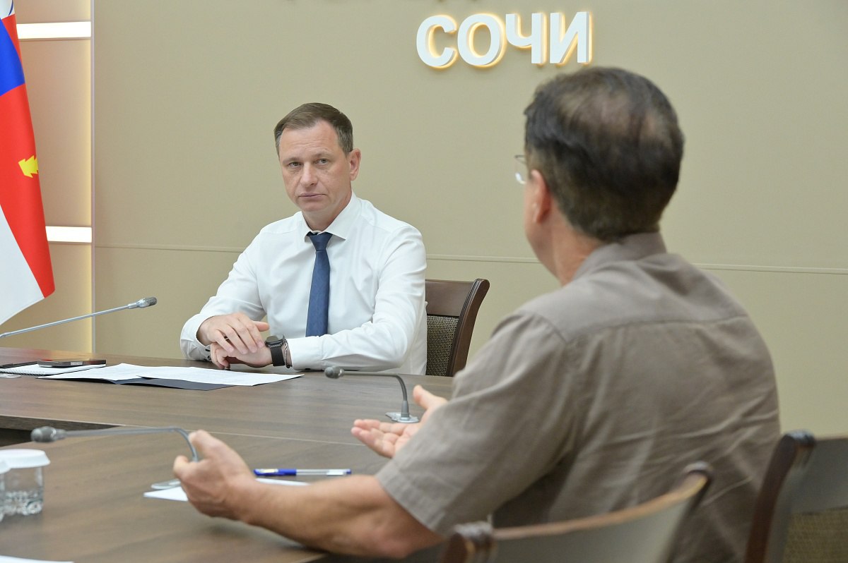 Глава Сочи Андрей Прошунин провел личный прием граждан Вопросы с которыми граждане пришли на встречу с главой в основном касались переселения из ветхого жилья Анна Цветкова и Геннадий Логинов обратились от имени жителей дома 8 по улице Бытха 16 квартирное здание признано аварийным в 2020 году пережило пожар людей волнует их дальнейшая судьба На территории города Сочи завершена адресная программа Краснодарского края Переселение граждан из аварийного жилищного фонда на 2019 2024 годы По ней новые квартиры получали жители домов признанных аварийными до 2017 года Сейчас формируется новая адресная программа туда планируем включить многоквартирные дома признанные аварийными уже после 2017 года В целом за последние 10 лет благодаря поддержке губернатора в нашем городе 2 3 тысячи сочинцев переехали из ветхого фонда в новые квартиры Что касается дома по улице Бытха проработаем несколько возможных вариантов решения вопроса которые устроят жителей отметил глава Сочи Андрей Прошунин В прошлом году завершено строительство 4 домов на 537 квартир на улицах Тимирязева и Вишневой в Центральном районе и Доброй в Лазаревском На Вишневой приступили к строительству еще одного дома на 100 квартир Завершено проектирование социальных домов по Есауленко в Хостинском районе и Чехова в Центральном Подготовка к проектированию ведется по улице Ачишховской в горном кластере По всем вопросам с которыми граждане обратились на прием предоставлены исчерпывающие ответы в соответствии с законодательством вместе с заявителями определен порядок действий для достижения конечного результата