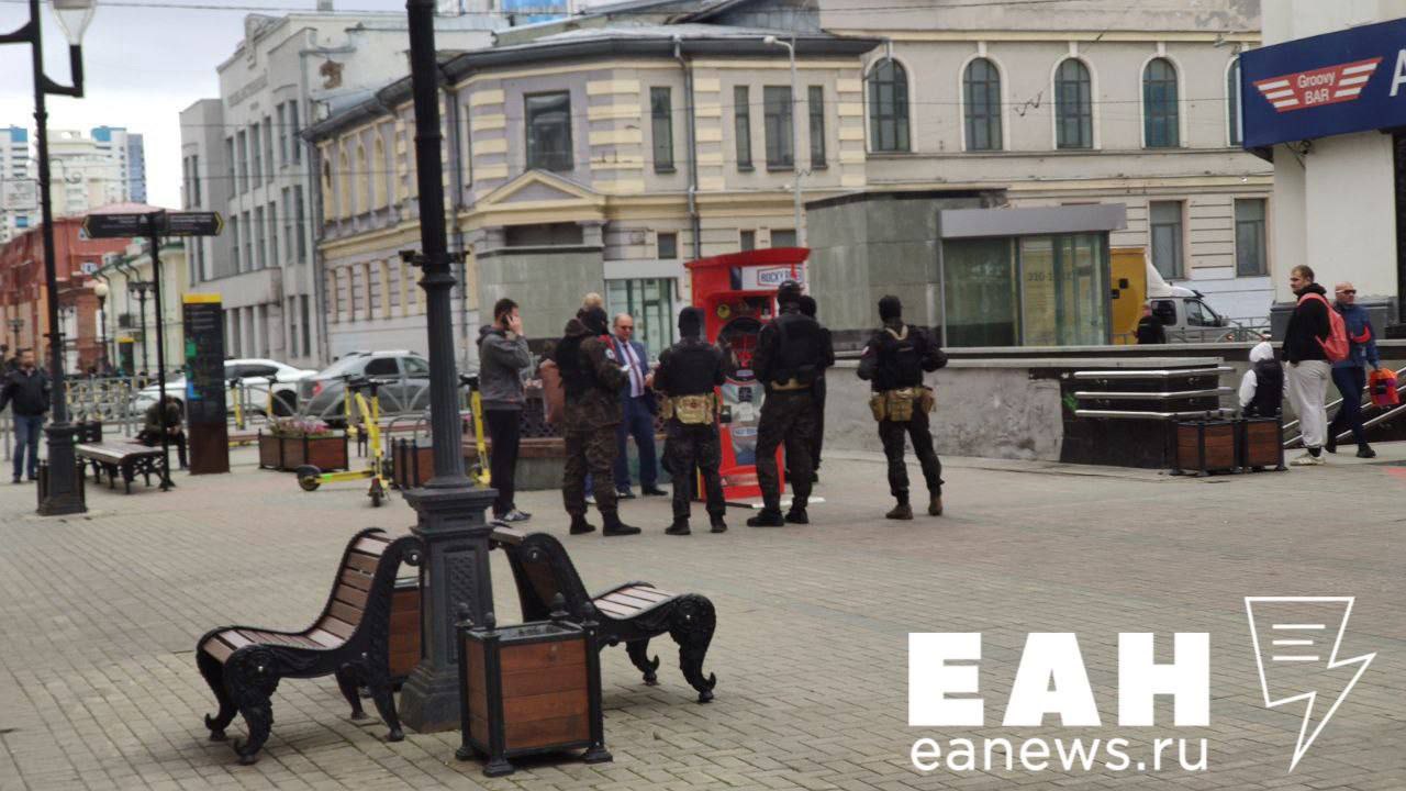 Боксерские груши с улиц Екатеринбурга увозят сотрудники мэрии вместе с Русской общиной Напомним что незаконно установленные уличные аттракционы могут конфисковывать если их не вывезут в течение трех часов после предписания Сегодня планы по уничтожению таких точек претворяются в жизнь СМИ сообщают что одну боксерскую грушу которая была установлена рядом с Рубином уже ликвидировали Сейчас команда по уборке боксерских груш стоит на Вайнера рядом с очередным объектом Читатели ЕАН EanNews