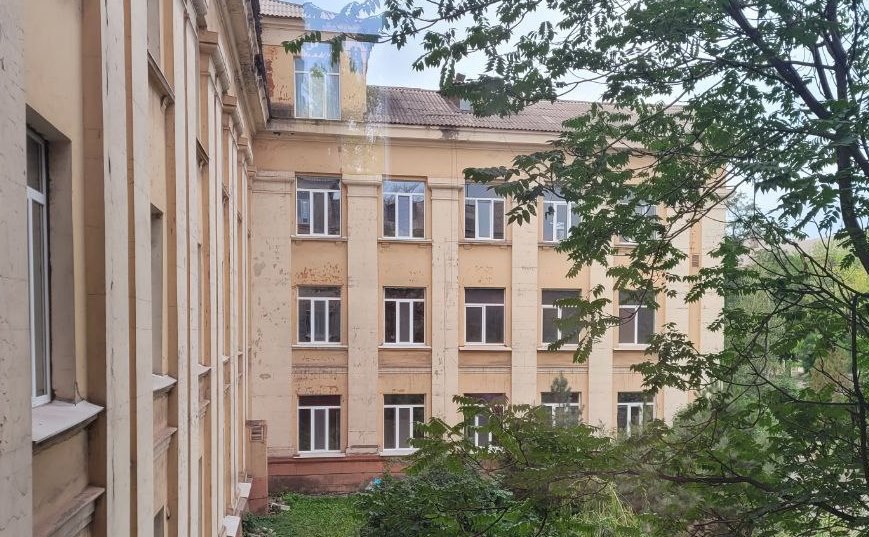 Вологодские специалисты заменили более 600 окон в образовательных учреждениях Алчевска В рамках соглашения о сотрудничестве между Вологодской областью и городом Алчевском проведена масштабная замена оконных блоков в пяти школах и трех детских садах Алчевска. Всего заменено более 600 оконных блоков. На сегодняшний день работы выполнены в пяти учреждениях, в остальных трёх – находятся на завершающей стадии. Кроме того, в детском саду № 39 вологодскими специалистами ведутся работы по замене кровли. - На текущий момент уже установлено 622 новых окна и 610 откосов, что значительно улучшит условия пребывания и обучения в учреждениях для детей и педагогов. Работы ведутся в соответствии с утверждённым графиком, - сообщил представитель Вологодской области, инженер по надзору за строительством «Службы единого заказчика» Игорь Мерзляков.