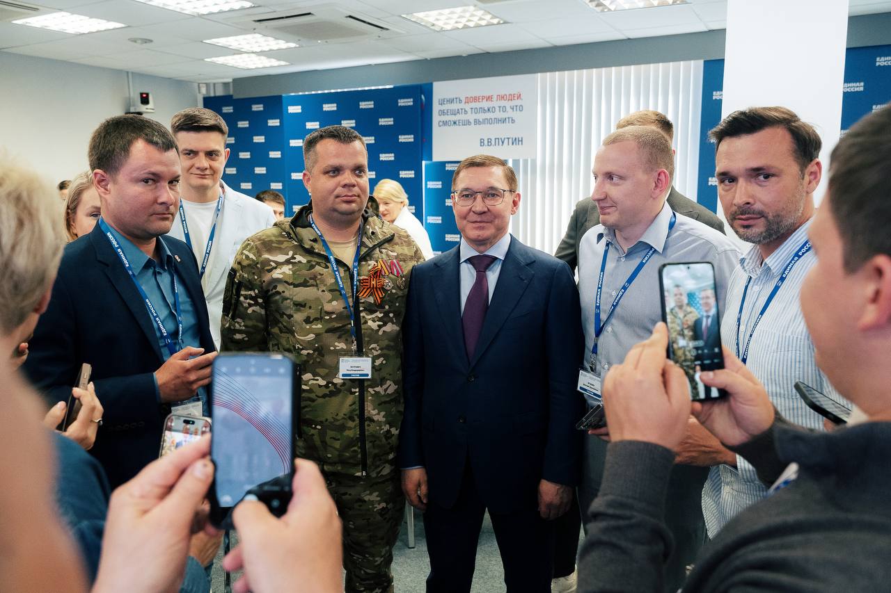 «Единая Россия» запустила очное обучение участников проекта «ПолитСтарт» Его пройдут те, кто провел самые яркие кампании предварительного голосования партии в регионах — 100 человек, в числе которых бойцы СВО. Участников первого потока, для которых на базе Высшей партийной школы в Москве организован трехдневный образовательный модуль, приветствовал секретарь Генсовета Владимир Якушев. Здесь вы приобретаете все необходимые навыки, которые в дальнейшем будут помогать работать на политическом поприще. А чем сильнее подготовлены кадры, тем сильнее партия, — сказал он. Среди слушателей курса — ветеран СВО Петр Петрович. Он одержал победу на ЭПГ-25 и будет представлять партию на сентябрьских выборах в Тобольскую гордуму. Вместе с другими участниками встречи он смог задать секретарю Генсовета вопросы о проведении избирательных кампаний и другие. Подробнее о старте обучения — в материале на нашем сайте.