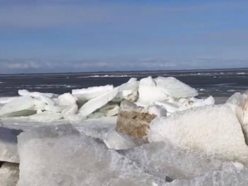 Глыбы льда и снег на пляже  Пока в Краснодаре пробивались сквозь облака лучи теплого солнца, на побережье края наступил настоящий ледяной апокалипсис.   В Сочи выпало в пять раз больше годовой нормы снега, в Новороссийске бушевал ветер и порт покрывался слоем льда, а в Анапе волонтеры, несмотря на погоду, продолжали очищать пляжи от фрагментов мазута.  О том, что происходило на Кубани сегодня — смотрите в обзоре.    ‍Работа  Авто    Глэмпинг