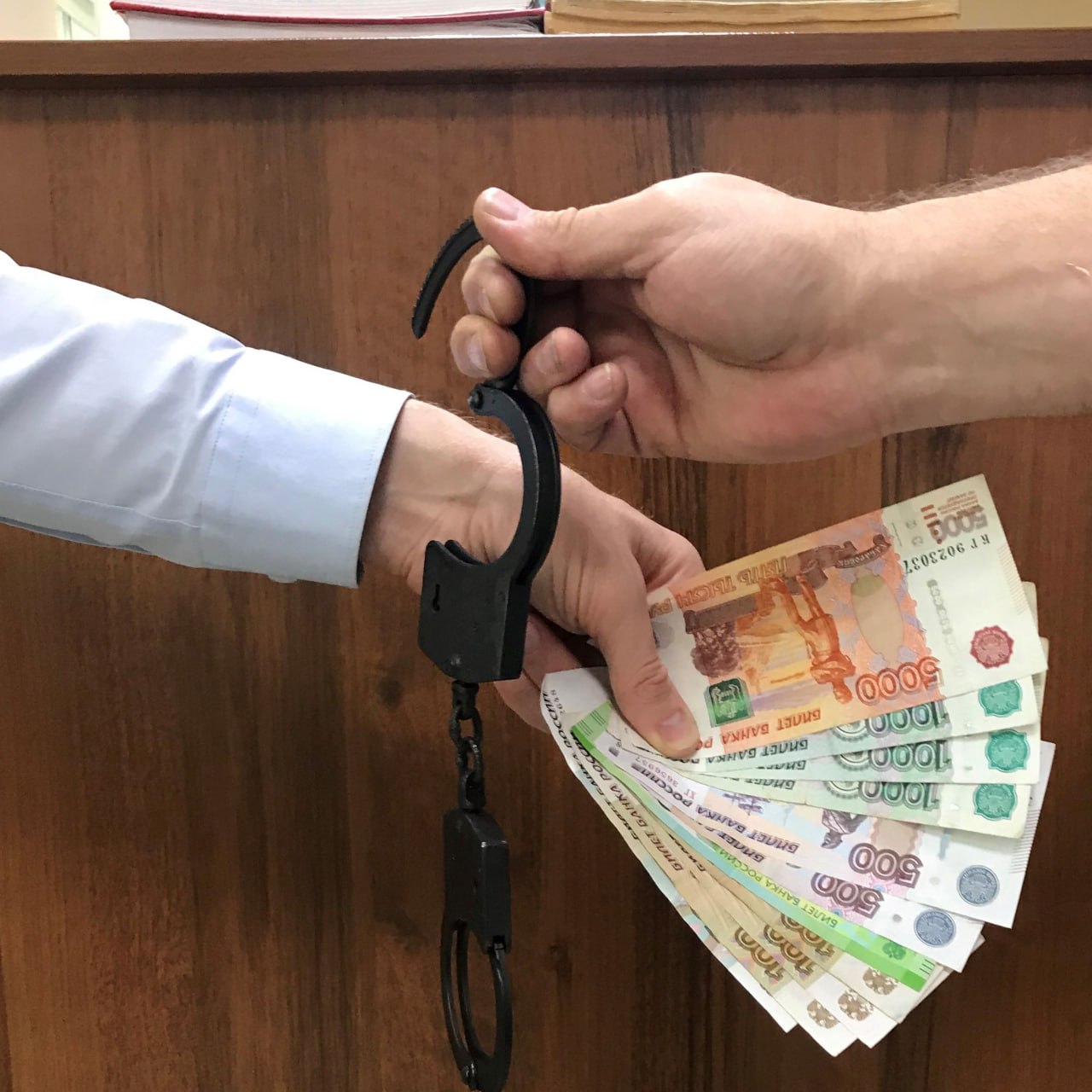 В Находке направлено в суд уголовное дело по факту совершения незаконных валютных операций В ходе предварительного следствия следователями Находкинского ЛО МВД России на транспорте было установлено что 37 летний житель города Владивостока являясь директором общества с ограниченной ответственностью осуществлял валютные операции по переводу денежных средств в иностранной валюте на банковские счета иностранных граждан В апреле 2022 года обвиняемый получил предложение от неустановленных лиц за денежное вознаграждение совершать операции по переводу денежных средств в иностранной валюте на банковские счета нерезидентов Обвиняемый изготовил фиктивный внешнеэкономический контракт содержащий заведомо недостоверные сведения об основаниях и целях переводов в иностранной валюте Используя подложный документ перевел на банковский счет нерезидента одной из стран Юго Восточной Азии более миллиона долларов США рублевый эквивалент которых составлял на момент операции порядка 65 миллионов рублей  Дальневосточная полиция подписаться