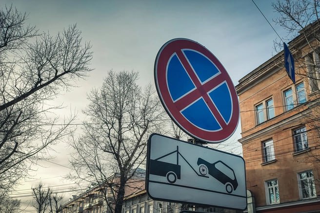 В День Победы в Иркутске можно остаться без машины. Будут работать эвакуаторы Они будут работать в местах перекрытия дорог во время праздничных мероприятий, посвященных Дню Победы, сообщили в пресс-службе администрации. В мэрии также отметили, что парковку личных авто запретят в радиусе 500 метров от мест перекрытия. При этом весь день 9 мая парковка возле комплекса торговых центров на «Фортуне» будет бесплатной.