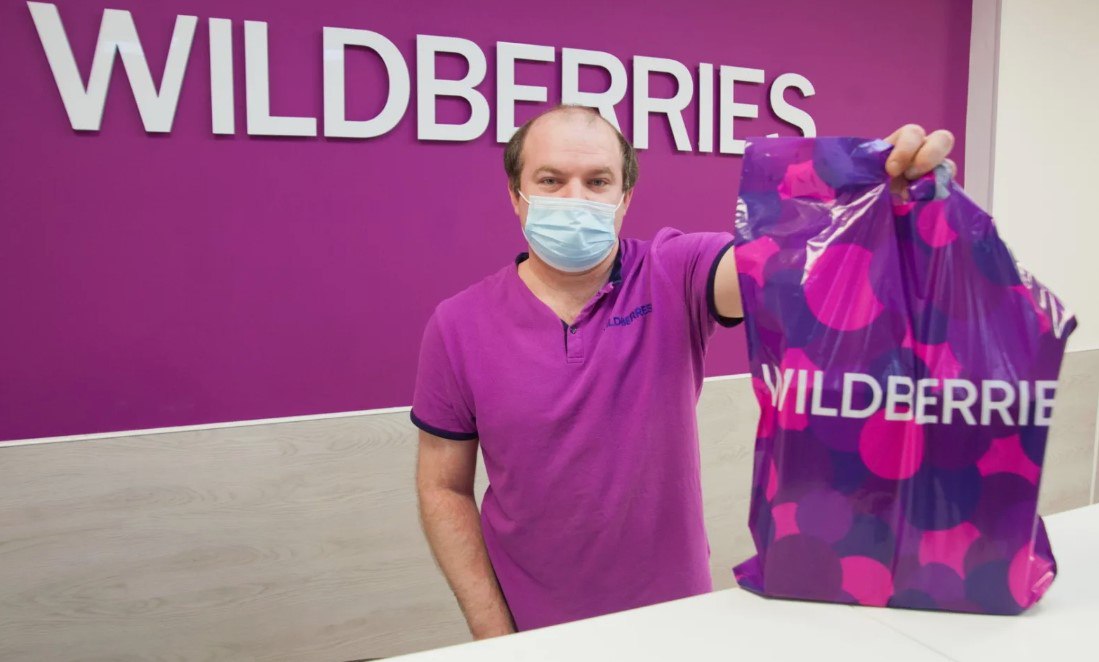 Равенство в действиях: Wildberries решил уравнять выплаты за обработку курьерских и клиентских заказов.    С декабря маркетплейс проводил эксперимент, в рамках которого выплаты за выдачу товаров в ПВЗ курьерам стали меньше, чем за выдачу товаров в ПВЗ клиентам;    По словам владельцев пунктов выдачи, если клиент выбирал доставку курьером, за выдачу товаров ПВЗ получал около ₽2 за товар;    Если клиент сам забирал заказ, пункт выдачи получал около ₽20 за товар.  Количество заказов с курьерской доставкой из пунктов выдачи до клиента стабильно растет на маркетплейсе. И мы понимаем, что это становится также одной из важных сторон деятельности пунктов выдачи, — отметил руководитель департамента развития ПВЗ Wildberries и Russ Максим Ким  В ближайшее время компания планирует расширить зону курьерских заказов более чем в два раза, до почти 50 регионов.