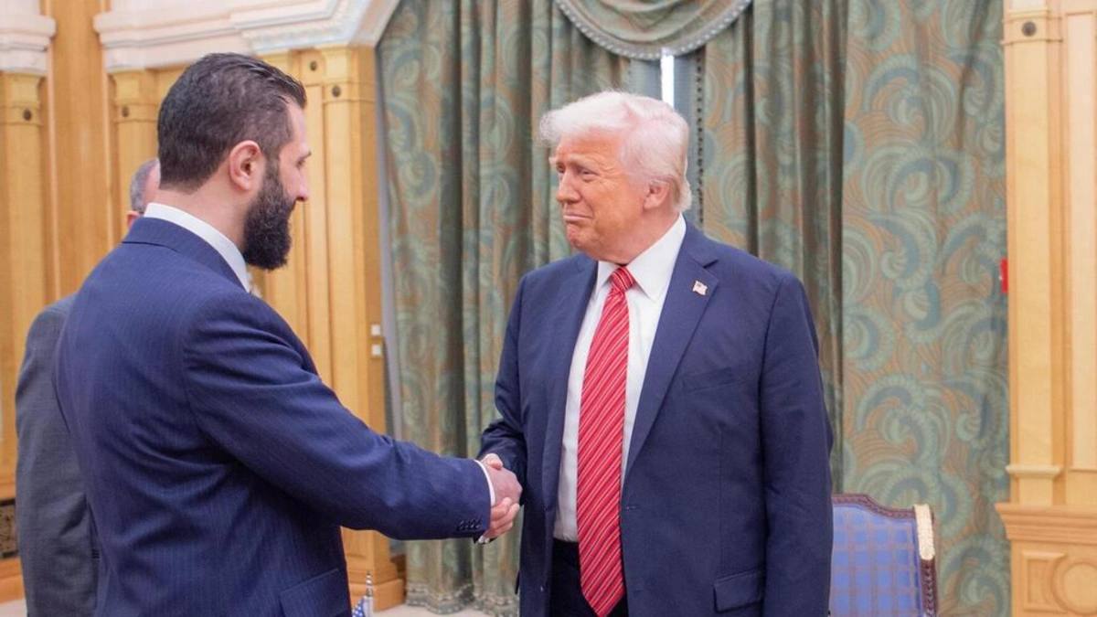 Трамп 10 ноября примет в Белом доме временного президента Сирии Ахмада аш Шараа Axios Информацию подтвердил посол США в Турции и спецпредставитель по Сирии Том Барак Во время визита в Вашингтон стороны подпишут документы о присоединении Сирии к возглавляемой США международной коалиции по борьбе с ИГИЛ vesti az