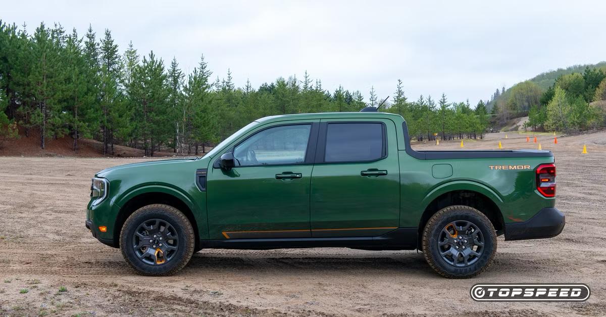 Ford отзывает еще 1 5 млн машин из за неисправных камер заднего вида 4 сентября Ford подала документы в федеральное ведомство о дефекте камер В моделях 2015 2019 годов изображение при движении назад может быть пустым или искаженным Это увеличивает риск аварии Власти сообщили о 18 ДТП связанных с проблемой хотя пострадавших к счастью нет пишет Daily Mail Для Ford это 110 й отзыв в 2025 году рекорд среди автопроизводителей По числу дефектов компания почти в четыре раза обогнала ближайшего конкурента Forest River В список вошли Mustang Ranger Transit Transit Connect Econoline Edge Expedition и грузовики F 250 F 350 F 450 F 550 В линейке Lincoln под отзыв попали Navigator и MKC Владельцы получат письма с инструкциями Автомобили нужно отвезти к дилеру Ford или Lincoln для бесплатной замены камер Компания заявила что готова предложить клиентам выездной и мобильный сервис Подписывайтесь Телеграм ЧЕРЕДОВ Нью Йорк Youtube канал БЮРО