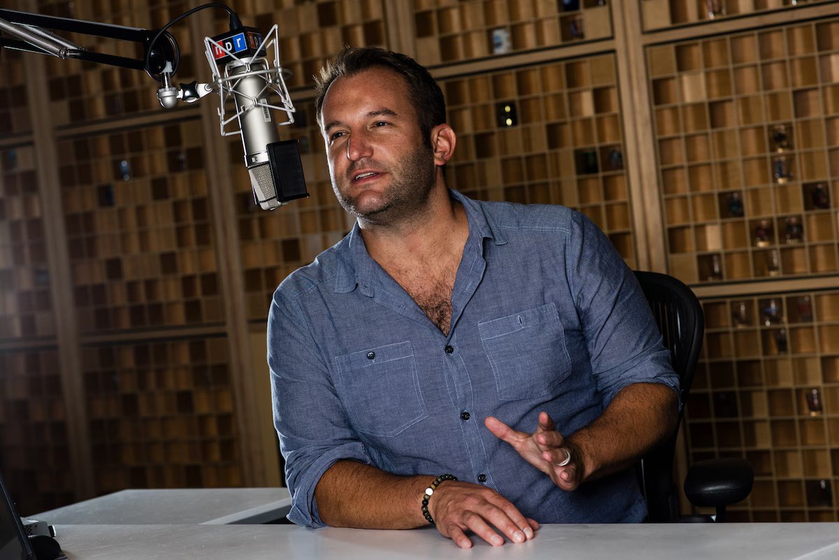 Радиоведущий из США подал в суд на Google за использование его голоса в ИИ подкастах сервиса NotebookLM Сам он до этого не пользовался приложением бывший коллега рассказал ему о схожести голосов и спросил сотрудничает ли он с компанией Google опровергла обвинения заявив что для создания голоса наняла профессионального актёра vc ru ai 2739615