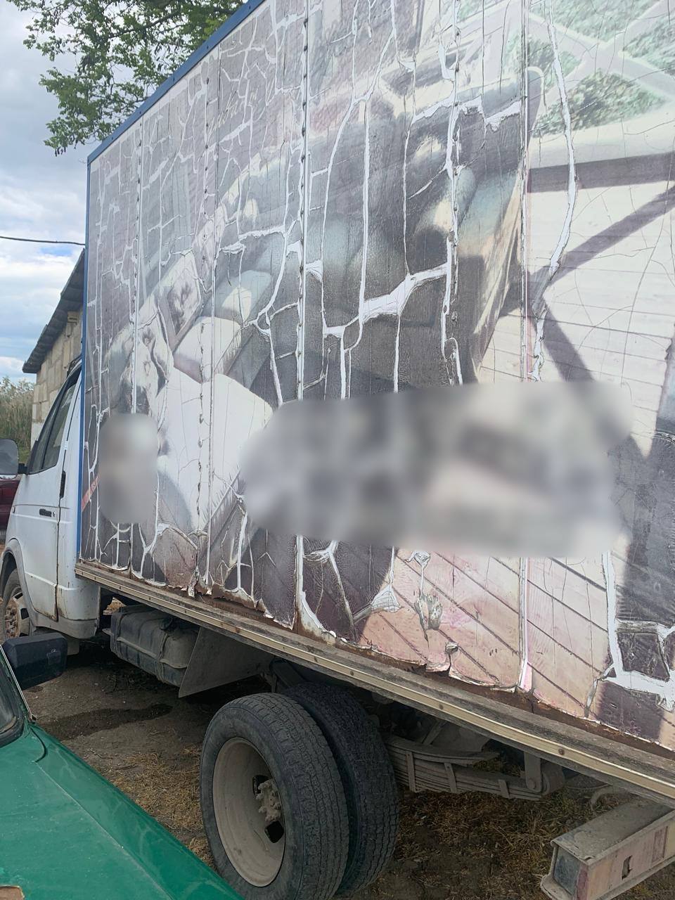 В Советском районе местный житель полтора года проведет в колонии общего режима за езду в состоянии опьянения Судом установлено что 52 летний осужденный имеющий пять непогашенных судимостей за неоднократное управление транспортными средствами в состоянии опьянения надлежащих выводов для себя не сделал и в мае 2025 года после употребления спиртного стал управлять автомобилем марки Газель Двигаясь по дороге общего пользования на территории Советского района он был остановлен сотрудниками ДПС ГИБДД которые установили у него состояние опьянения Суд с учетом позиции государственного обвинителя приговорил виновного к 1 году 6 месяцам лишения свободы с отбыванием наказания в исправительной колонии общего режима Он лишен права заниматься деятельностью связанной с управлением транспортными средствами на 4 года Принадлежащий осужденному автомобиль марки Газель конфискован в доход государства