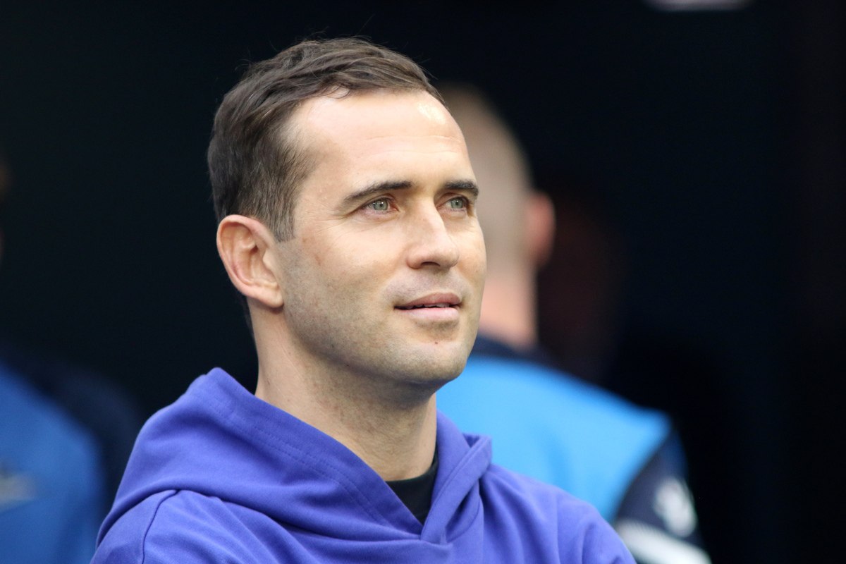 РФС прояснил в каком случае ФИФА перепишет на Кержакова гол в матче с Германией Немецкий футбольный союз должен принять решение по поводу того переписывать ли на Александра Кержакова гол в матче сборных России и Германии в 2005 году Об этом Чемпионату сообщил директор по мероприятиям и маркетинговым коммуникациям РФС Кирилл Терешин По словам Терешина Кержаков обращался в ФИФА с целью уточнения авторства гола в той встрече И получили ответ что поскольку организатором товарищеского матча являлся Немецкий футбольный союз а вся действующая статистика матча отражена в протоколе то туда необходимо вносить изменения сказал Терешин Он добавил что юридически теперь необходимо связываться с Немецким футбольным союзом и если поступит официальное обращение РФС окажет содействие Если на Кержакова в итоге перепишут этот гол то Артем Дзюба лишится лидерства в списке лучших бомбардиров национальной команды Global Look Press Подписаться на РБК Спорт