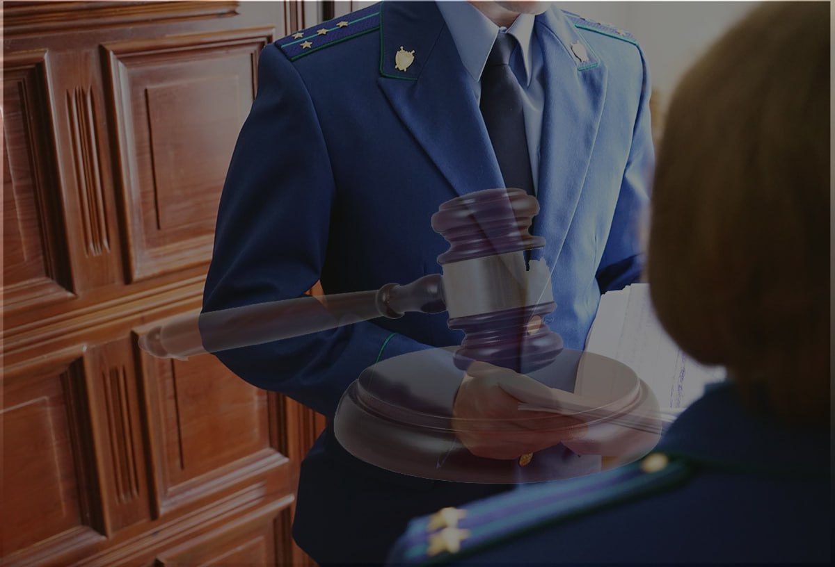 1  2  3  4     В Амурской области суд апелляционной инстанции подтвердил законность приговора вынесенного в отношении гражданина совершившего вымогательство многомиллионной суммы Амурским областным судом оставлен без изменения приговор Благовещенского городского суда в отношении 29 летнего жителя областного центра осужденного к лишению свободы за вымогательство совершенное группой лиц по предварительному сговору в особо крупном размере п б ч 3 ст 163 УК РФ  Следствием и судом установлено что осужденный в соучастии с иными лицами требовал от иностранного гражданина произвести передачу денежных средств в размере 3 млн рублей При этом в целях устрашения потерпевшего он осуществил порчу его имущества в том числе автомобиля а также увеличил сумму требуемых денежных средств до 12 млн рублей Как на предварительном следствии так и в суде гражданин вину признал в полном объеме и возместил вред причиненный преступлением   С учетом наличия смягчающих обстоятельств судом гражданину назначено наказание в виде 5 лет лишения свободы с отбыванием в исправительной колонии строгого режима Посчитав приговор чрезмерно суровым осужденный обжаловал судебный акт в апелляционном порядке  Амурский областной суд с учетом позиции прокурора признал приговор законным обоснованным и справедливым Участие в суде апелляционной инстанции обеспечено прокуратурой Амурской области ПРОКУРАТУРА АМУРСКОЙ ОБЛАСТИ