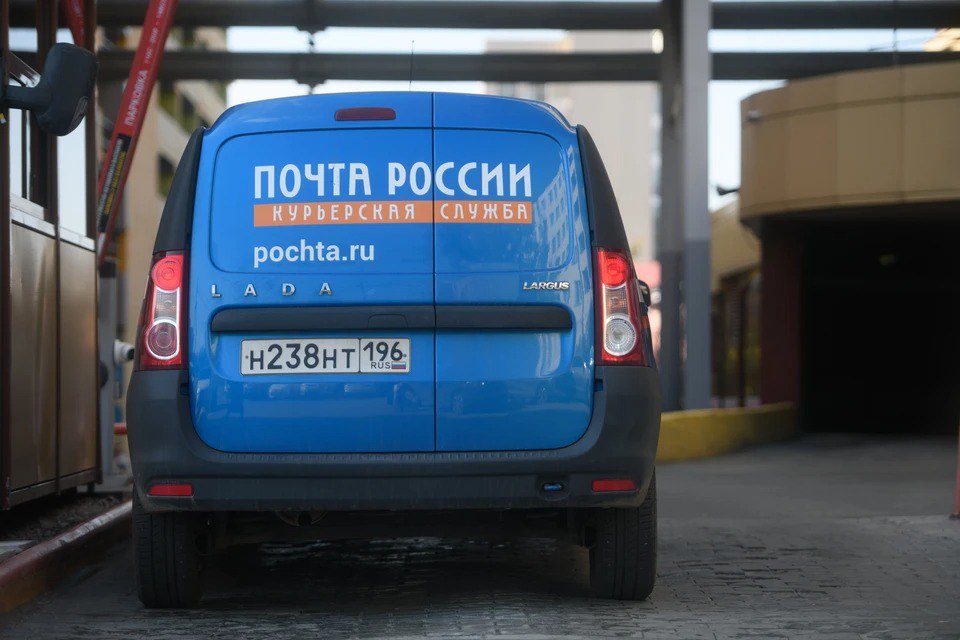 В России хотят запустить интеграцию "Почты России" с Госуслугами: к чему это приведет В мае-июне в Госдуму внесут законопроект, согласно которому за "Почтой России" возможно, закрепят статус уполномоченной организации по доставке почтовых сообщений в многоквартирные дома. Также ведомство предполагается интегрировать с цифровыми платформами, в том числе порталом "Госуслуги". Среди других предлагаемых нововведений – реализация отделениями "Почты России" ряда безрецептурных лекарств и возможность использования отделений как пунктов выдачи заказов с маркетплейсов. Вместо бессмысленного поддержания текущего состояния предлагается движение вперёд с расчётом на долгую перспективу, – так охарактеризовал предстоящие изменения член Совета директоров Сергей Гаврилов.