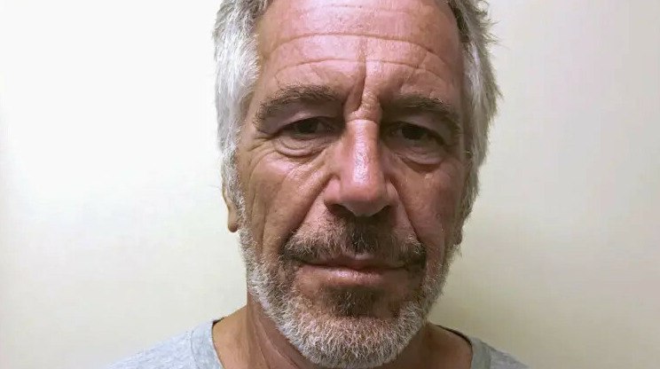 У Эпштейна нашли шесть секретных хранилищ с компроматом в США У финансиста Джеффри Эпштейна было шесть секретных хранилищ в США где он прятал свой архив передает ArbatMedia Об этом сообщает The Telegraph со ссылкой на документы которые оказались в распоряжении издания Эпштейн привлек частных детективов чтобы те вывезли компьютеры и другие материалы из его резиденции во Флориде и с карибского острова принадлежавшего финансисту Одно из таких складских помещений Эпштейн снимал во Флориде как минимум с 2003 года Арендная плата за него регулярно поступала вплоть до 2019 года когда он скончался в тюремной камере В середине 2000 х годов финансист узнал о планируемом обыске и выплатил детективам десятки тысяч долларов за перевозку архива в секретное помещение в Нью Йорке Следователи так и не провели обыски в этих местах что означает возможность обнаружения там ранее не изученных материалов по делу Эпштейна подчеркивает The Telegraph Прислать новость