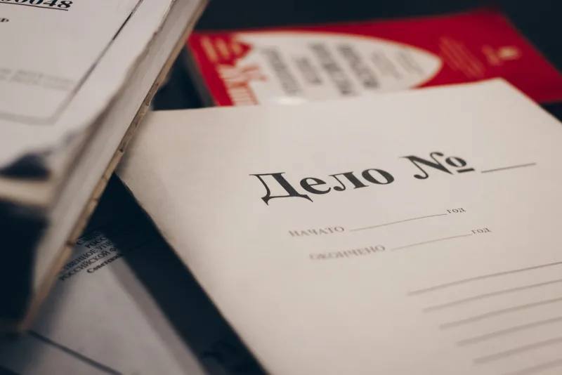 1 2 3 4 Прокуратура утвердила обвинительное заключение в отношении жителя Талицы обвиняемого в покушении на убийство на тот момент главы Талицкого городского округа и совершении иных преступлений Прокуратура Свердловской области утвердила обвинительное заключение по уголовному делу в отношении жителя Талицкого района 1984 г р Мужчина обвиняется в совершении преступлений по ч 3 ст 30 п б ч 2 ст 105 УК РФ покушение на убийство лица в связи с осуществлением им служебной деятельности ч 3 ст 30 ч 2 ст 167 УК РФ покушение на умышленное уничтожение чужого имущества путем поджога ч 2 ст 167 УК РФ умышленное уничтожение чужого имущества с причинением значительного ущерба путем поджога ч 1 ст 222 УК РФ незаконные приобретение хранение огнестрельного оружия его основных частей и боеприпасов к нему ч 3 ст 309 УК РФ принуждение потерпевшего к даче ложных показаний с применением насилия По версии следствия в начале 2018 года у обвиняемого в результате конфликта с занимавшим на тот момент должность главой Талицкого городского округа из чувства мести возник преступный умысел на убийство последнего Конфликт был вызван наличием у главы муниципалитета претензий к осуществлению деятельности по управлению и эксплуатации жилого фонда ООО Управляющая компания Чистый город возглавляемым обвиняемым С этой целью обвиняемый в вечернее время 25 апреля 2018 года вооружившись незаконно приобретенным пистолетом прибыл к месту жительства главы муниципалитета в Талицком районе Дождавшись его прибытия обвиняемый подошел к его автомобилю и произвел не менее 3 выстрелов в верхнюю часть туловища потерпевшего находящегося на месте водителя Однако реализовать свой умысел обвиняемый не смог так как используемый им пистолет оказался неисправным о чем ему заранее не было известно а также в виду того что потерпевшему удалось укрыться в салоне автомобиля После совершения преступления обвиняемый скрылся В результате главе городского округа были причинены физическая боль и повреждение в виде ссадины царапины левого плеча В октябре 2023 года у обвиняемого вследствие продолжающегося конфликта возник преступный умысел на уничтожение путем поджога жилого дома в котором проживал глава Талицкого городского округа принадлежащего на праве собственности супруге последнего С этой целью в ночь на 20 октября 2023 года обвиняемый взяв с собой три банки с легковоспламеняющейся жидкостью прибыл к дому должностного лица Поочередно поджигая фрагменты синтетической ткани он помещал их в банки с горючей жидкостью и бросал их через забор дома Однако реализовать свой преступный умысел он не смог в связи с тем что легковоспламеняющаяся жидкость в банках самопроизвольно прекратила горение Помимо этого в ноябре 2023 года осужденный вследствие конфликта с начальником Тугулымского участка Уральской базы авиационной охраны лесов облил лобовое стекло а также иные детали и части автомобиля принадлежащего на праве собственности супруге последнего общей стоимостью свыше 4 3 млн рублей Указанные действия обвиняемым совершены в виду отказа в беспрепятственной победе в проводимом аукционе на право заключения договора аренды лесного участка находящегося на территории Тугулымского района и непредоставлении обвиняемому данного лесного участка Кроме того обвиняемый в период с января по июль 2008 года незаконно без соответствующего разрешения приобрел у знакомого ружье в конструкцию которого самодельным способом были внесены необратимые изменения а также 2 пистолета которые а также боеприпасы к ним незаконно хранил по месту проживания вплоть до их изъятия сотрудниками правоохранительных органов В ноябре 2025 года обвиняемый в ходе проведения очной ставки с потерпевшим потребовал от последнего дать заведомо ложные показания о его непричастности и изменить ранее данные показания С этой целью он подошел к потерпевшему и нанес один удар кулаком в область лица потерпевшего причинив ему кровоподтек Уголовное дело направлено в Талицкий районный суд для рассмотрения по существу