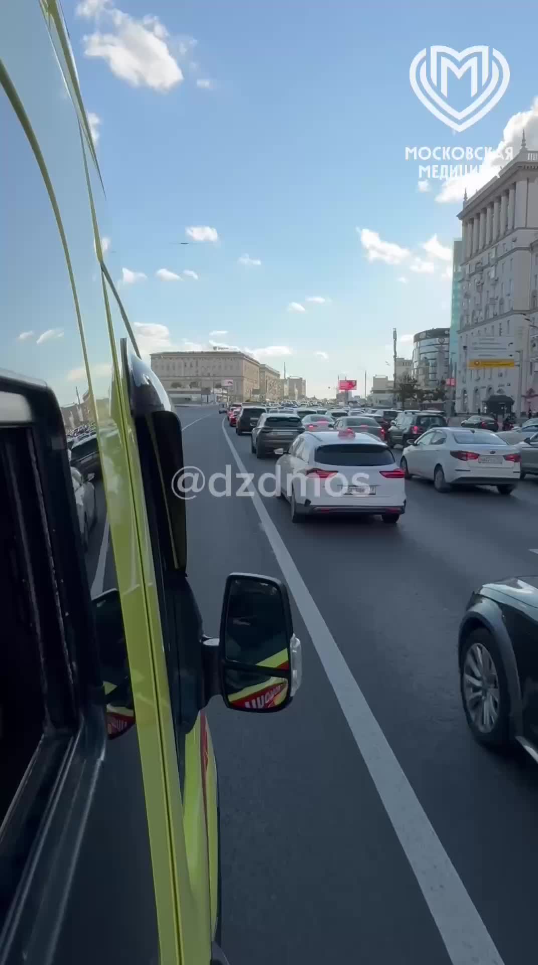 ДТП на Кутузовском проспекте: трое пострадавших, движение ограничено