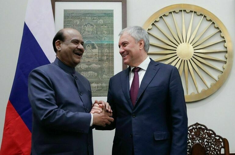 Российско индийский парламентский диалог Председатель Госдумы Вячеслав Володин поздравил спикера Народной палаты Индии Ома Бирлу с днем рождения Оценка вклада отмечен вклад Ома Бирлы в развитие межпарламентского сотрудничества и особого привилегированного стратегического партнерства Визит 2025 февральская поездка делегации Госдумы в Индию обсуждения по законодательному обеспечению договоренностей и межрегиональному взаимодействию Итоги достигнута договоренность об усилении межпарламентских контактов для более продуктивного диалога