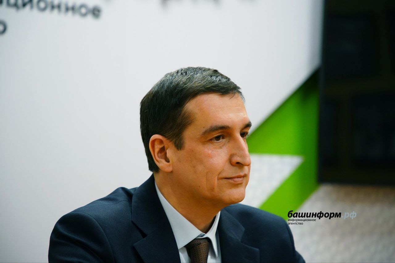 Генеральным директором информационного агентства Башинформ назначен Равиль Вилсорович Зарипов Как сообщает агенство Равиль Зарипов более 20 лет занимается сферой технологий медиа и управления Имеет опыт руководства большим коллективом В начале 2000 х он создал в Уфе одну из первых веб студий запустил ТВ и открыл FM радиостанцию Radio Manhattan был первым директором Уфимского филиала Российской газеты Успешно занимался разработками для онлайн медиа digital платформы Совместно с Московским паркингом в 2025 году запустил первый в мире сервис голосовой оплаты парковки