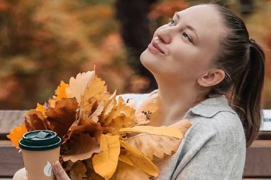 Фотограф из Благовещенска предложила бесплатно встречать одиноких мам из роддома Семейный фотограф из Благовещенска Ольга Никанорова присоединилась к популярному тренду в соцсетях в котором поддерживают одиноких мам Амурчанка предложила бесплатно встречать девушек с малышами из роддома с цветами провести для них памятную фотосессию и помочь если требуется Когда я рожала мне было 22 да меня встречал муж и родители но я шла в полную неизвестность Я можно сказать была еще сама ребенком да была поддержка но это очень сложно И если мне было сложно с семьей то я и представить не могу каково женщинам у которых никого нет У меня с выписки Евы есть одна фотография где нас много Теперь же окунувшись с головой в материнство считаю что таких фотокарточек должно быть много чтобы была память Это будет совершенно бесплатно если ты осталась одна и тебя некому встретить просто напиши мне Если ты знаешь девушку которой необходима поддержка перешли ей это видео пусть знает что она не одна написала амурчанка в соцсетях Как пишут в российских СМИ сейчас женщины из разных городов предлагают свою помощь тем кто остался один в день выписки с ребенком из роддома Флешмоб пришел из Казахстана Психотерапевт Салтанат Мурадова написала пост о готовности встречать из роддома одиноких молодых мам Идея к ней пришла после истории девушки которая с новорожденным на руках добиралась до дома на автобусе Через какое то время к инициативе присоединились люди в разных городах России Помощь мамам предлагают и женщины и мужчины