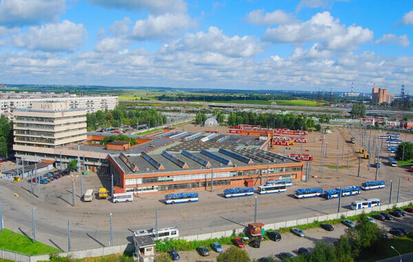 Совмещённому трамвайно троллейбусному парку 44 года Единственный в своем роде парк эксплуатирует трамваи и троллейбусы одновременно На территории СТТП также расположен Учебно курсовой комбинат ГЭТ СТТП открылся 30 октября 1981 года Новичок в строю тогда был готов принять и впоследствии обслуживать 150 троллейбусов и 175 трамвайных вагонов Правда первые годы СТТП работал с перегрузкой инвентарный парк превышал заявленную мощность и в основном был однотипным трамваи УКВЗ и троллейбусы ЗиУ В наши дни в парке эксплуатируются ВМЗ 5298 01 Авангард ВМЗ 5298 01 Авангард ТУАХ ВМЗ 6215 01 Премьер 71 931 Витязь и 71 931М Витязь М 71 923 Богатырь и 71 923М Богатырь М 71 911ЕМ Львенок вагоны предыдущего поколения ЛМ 99АВН ЛМ 68М2 ЛВС 86К ЛВС 86М2 В 2025 году СТТП получил 8 Львят и 14 Богатырей М коллектив достиг 1080 человек обслуживает 9 троллейбусных и 8 трамвайных маршрутов перевёз на трамваях более 17 млн пассажиров перевез на троллейбусах почти 14 млн пассажиров Топ маршрутов СТТП трамвай 100 перевёз почти 3 1 млн пассажиров новый троллейбусный маршрут ТУАХ 51 Женечка перевез почти 1 7 млн пассажиров СТТП является центром учебной и профориентационной деятельности предприятия Здесь не только знакомятся с азами профессии ученики Учебно курсового комбината ГЭТ но и часто бывают в гостях школьники и студенты