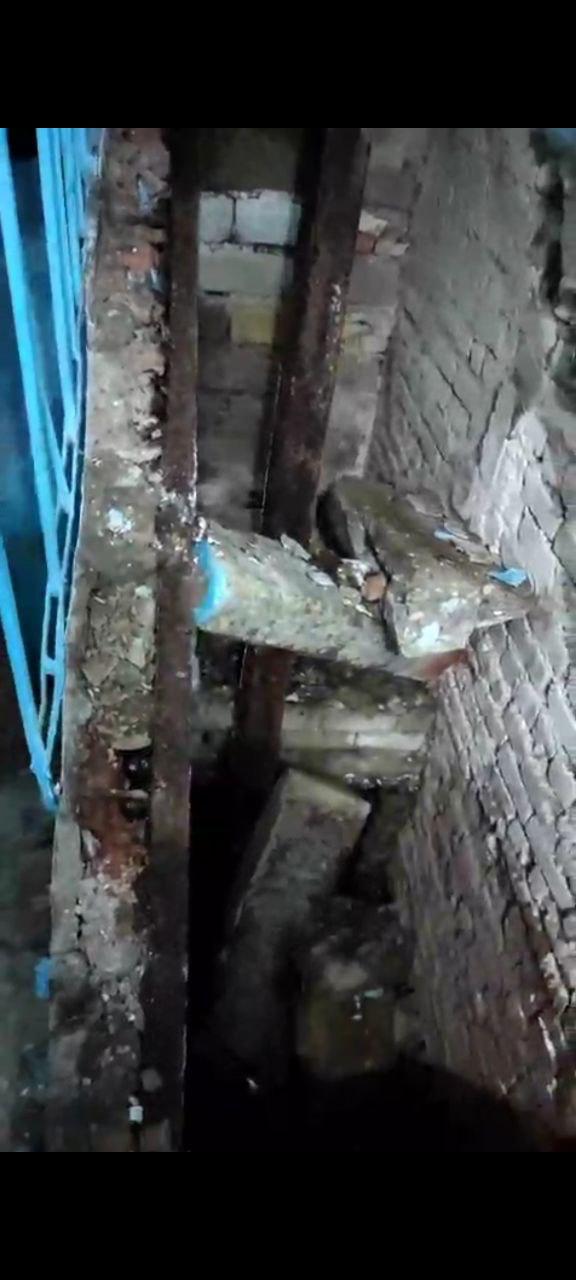 9 января около 19 00 в пятиэтажном доме по ул 40 лет Дагестана в Кизляре произошло обрушение лестничного марша По информации ГЖИ РД пострадавших нет В одном из подъездов временно ограничен доступ к квартирам расположенным выше второго этажа На место выехали специалисты проведён оперативный осмотр Управляющей компании ООО Кизляр предписано оградить опасный участок и в кратчайшие сроки обеспечить временный безопасный проход для жильцов Подготовка к установке временного лестничного пролёта уже началась По факту ЧП инициирована внеплановая проверка Ситуация находится под контролем