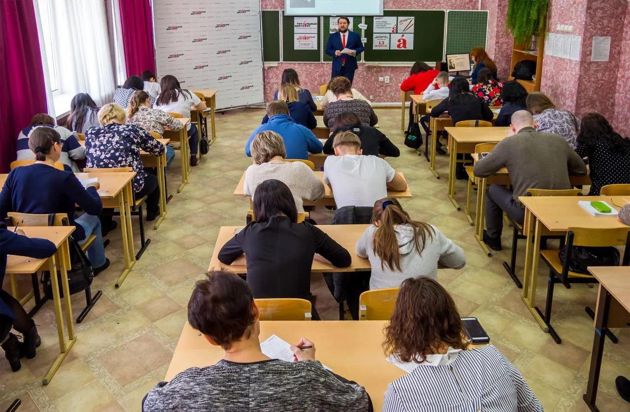 В комитете по образованию Петербурга разработали алгоритмы действий на случай опасности во время ЕГЭ и ОГЭ сообщила глава отдела общего образования Анна Грубская Рособрнадзор рекомендовал регионам подготовить сценарии на случай ракетных атак и БПЛА При угрозе атаки беспилотников пункты экзаменов продолжат работу учащихся эвакуируют а экзамены перенесут на резервные дни Дети не должны пострадать отметила Грубская Если отключат мобильный интернет ЕГЭ продолжится так как материалы передаются по защищённым каналам При отключении электроэнергии экзамен может быть приостановлен но будет продлён при необходимости В каждом районе есть резервные источники питания а аварийные работы не будут проводиться вблизи школ Безопасностью на экзаменах будут следить сотрудники правоохранительных органов и медики VPales Shutterstock FOTODOM Подписаться на ДП в Telegram MAX