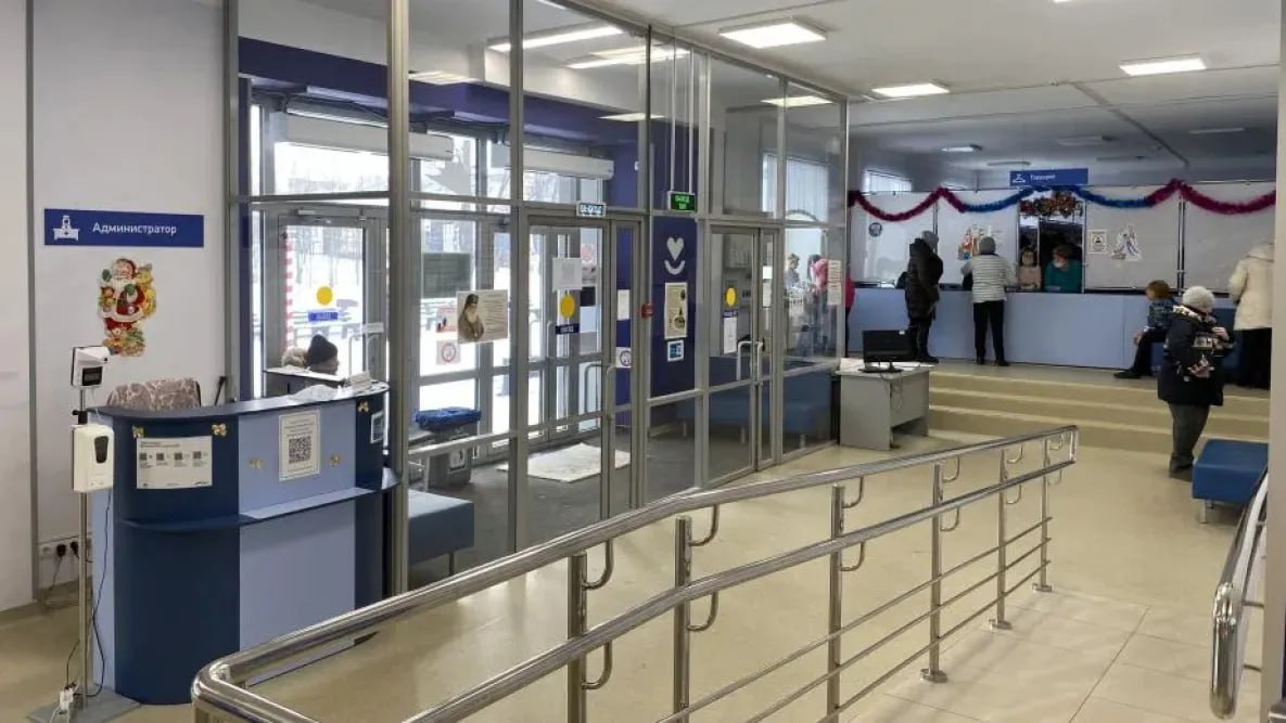 В Хабаровске капитально отремонтирована поликлиника ККБ 1 В Хабаровске закончилось обновление консультативно диагностической поликлиники первой краевой клинической больницы имени профессора Сергеева Ремонт длился три года на его проведение было выделено около 280 млн рублей Заменено и отремонтировано все до мелочей в том числе отопление радиаторы электрические провода трубы светильники выключатели В капитальном ремонте учтено все для удобства пациентов и сотрудников создана современная поликлиника Модернизация помогла расширить перечь медицинской помощи которую тут оказывают Так с января прошлого года в больнице работает единственный в ДФО краевой сурдологический центр который оказывает помощь детям с патологией слуха Модернизация первичного звена здравоохранения остается приоритетной задачей которую ставит перед собой правительство региона В прошлом году больницы и поликлиники края получили 13 автомобилей скорой помощи и 1208 единиц медицинского оборудования проведен капитальный ремонт в 14 учреждения открыто 16 ФАПов На все это было израсходовано больше миллиарда рублей todaykhv