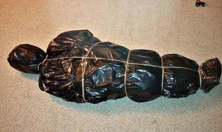 Барнаул 1 Жесть тело женщины уже две недели ищут на свалке в Барнауле По данным объединённой пресс службы судов Алтайского края в Барнауле мужчина зарезал женщину в её квартире во время конфликта нанеся не менее двух ножевых ударов в грудь после чего она скончалась Чтобы скрыть преступление он вынес тело на улицу и выбросил в мусорный контейнер который позже вывезли на полигон ТБО из за чего останки так и не нашли 19 декабря Октябрьский районный суд отправил подозреваемого под стражу а поиск тела продолжается Подписаться Прислать подробнее на канале Барнаул 1