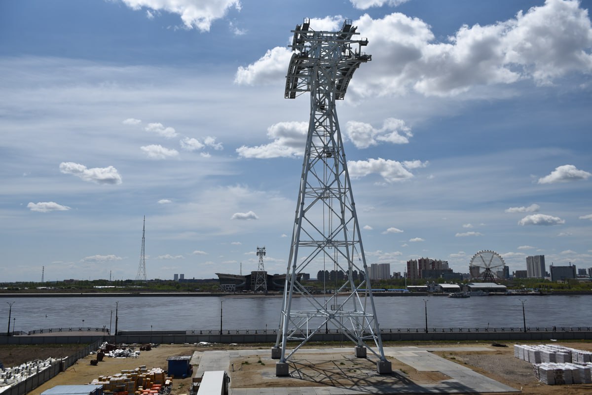 Канатную дорогу между Россией и Китаем запустят в августе Первая трансграничная канатная дорога между Благовещенском Амурская область и Хэйхэ провинция Хэйлунцзян через реку Амур начнет работу летом ориентировочно в августе Об этом сообщил в Совете Федерации губернатор российского региона Василий Орлов Ранее запуск ожидали в конце 2025 года Однако по словам Орлова столкнулись со сложностями по импортозамещению оборудования с системой управления Трансграничная канатная дорога строится по условиям межправительственного соглашения заключенного в сентябре 2015 года Старт проекту был дан в июле 2019 года Ее общая протяженность составит 976 м Объем перевозок 6 7 тыс человек в сутки или 2 5 млн в год Путь по воздуху между двумя странами будет занимать 6 минут Новости Китая ЭКД