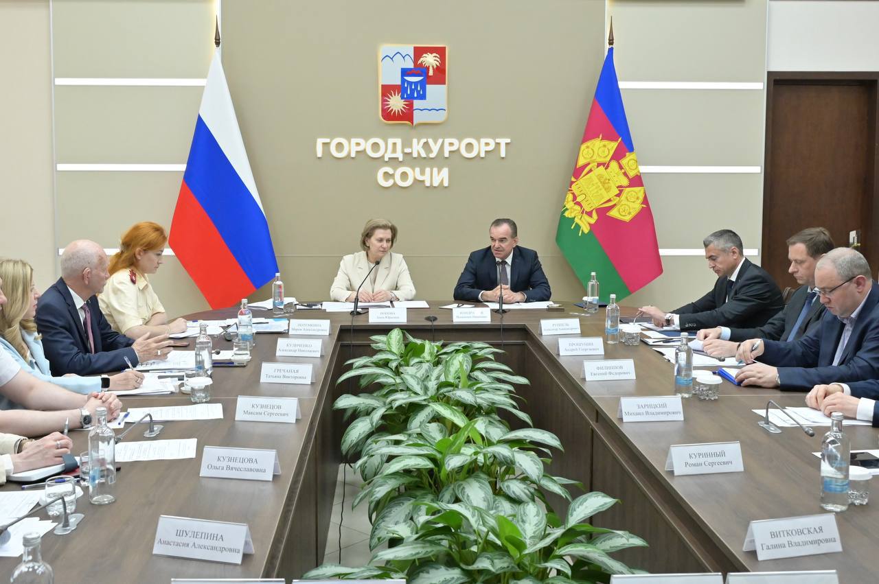 С руководителем Роспотребнадзора Анной Поповой обсудили летний курортный сезон на Кубани. В первую очередь эпидситуацию. Безопасность отдыхающих – наш главный приоритет. Мы стремимся к тому, чтобы гости возвращались к нам снова и снова. Сейчас на наших курортах отдыхают 200 тысяч человек, летом эта цифра значительно возрастет. Для них в этом году будут работать 445 благоустроенных пляжей. Что касается Анапы и Темрюкского района, там на пляжах действует ограничение, при этом курорты готовы принимать туристов и предложить им альтернативный отдых. Отдельное внимание уделили детскому отдыху. Край посетят почти 400 тысяч мальчишек и девчонок со всей страны. Принимать их будут 90 лагерей и здравниц, где мы обеспечим все условия не только для интересного и познавательного, но и, прежде всего, безопасного отдыха. Благодарю Анну Попову за внимание к нашем региону. Уверен, этот летний сезон мы проведем на высоком уровне.