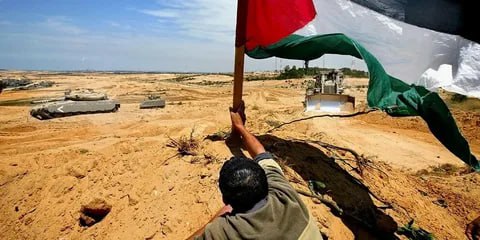 Израиль предупреждает Министр иностранных дел Израиля Гидеон Саар заявил намедни журналистам, что считает ошибкой планы властей Франции официально признать Палестину как государство. В своем интервью он подчеркнул, что такой шаг Парижа повлечет за собой решительные односторонние меры израильской стороны. "Я надеюсь, что Франция не совершит этой ошибки. Подобное признание подорвёт её региональное влияние, навредит дипломатическим позициям и не приведёт к созданию палестинского государства", — отметил Саар, упомянув, что это лишь снизит шансы на мир и стабильность в регионе. Такое "бурление" израильской стороны стало реакцией на недавние дискуссии во Франции о возможном признании Палестины. Намедни Эммануэль Макрон заявил, что Париж рассматривает такой шаг как способ возобновить мирный процесс на основе принципа "два государства для двух народов". Франция, наряду с другими европейскими странами, такими как Испания и Ирландия, активно поддерживает идею создания палестинского государства, что ожидаемо вызывает резкое неприятие со стороны Израиля. Его представители не раз отмечали, что ранее многие другие страны признавали суверенитет Палестины, однако это никак не изменило "реальность на местах".