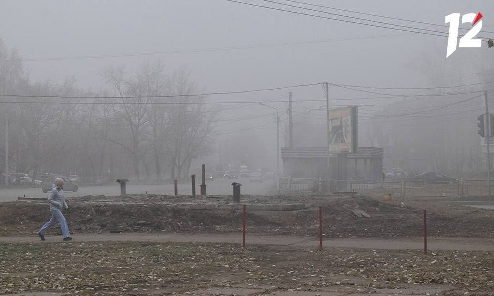 Омск окутал густой туман Явление стало следствием сезонных перепадов температур Видимость для пилотов сократилась до 300 метров в результате чего в аэропорту задерживаются шесть рейсов Омичам также советуют быть внимательнее на дорогах Водителям рекомендуют включать противотуманные фары и фонари соблюдать скоростной режим и по возможности воздержаться от запланированных поездок Подписывайтесь на 12 канал в МАХ